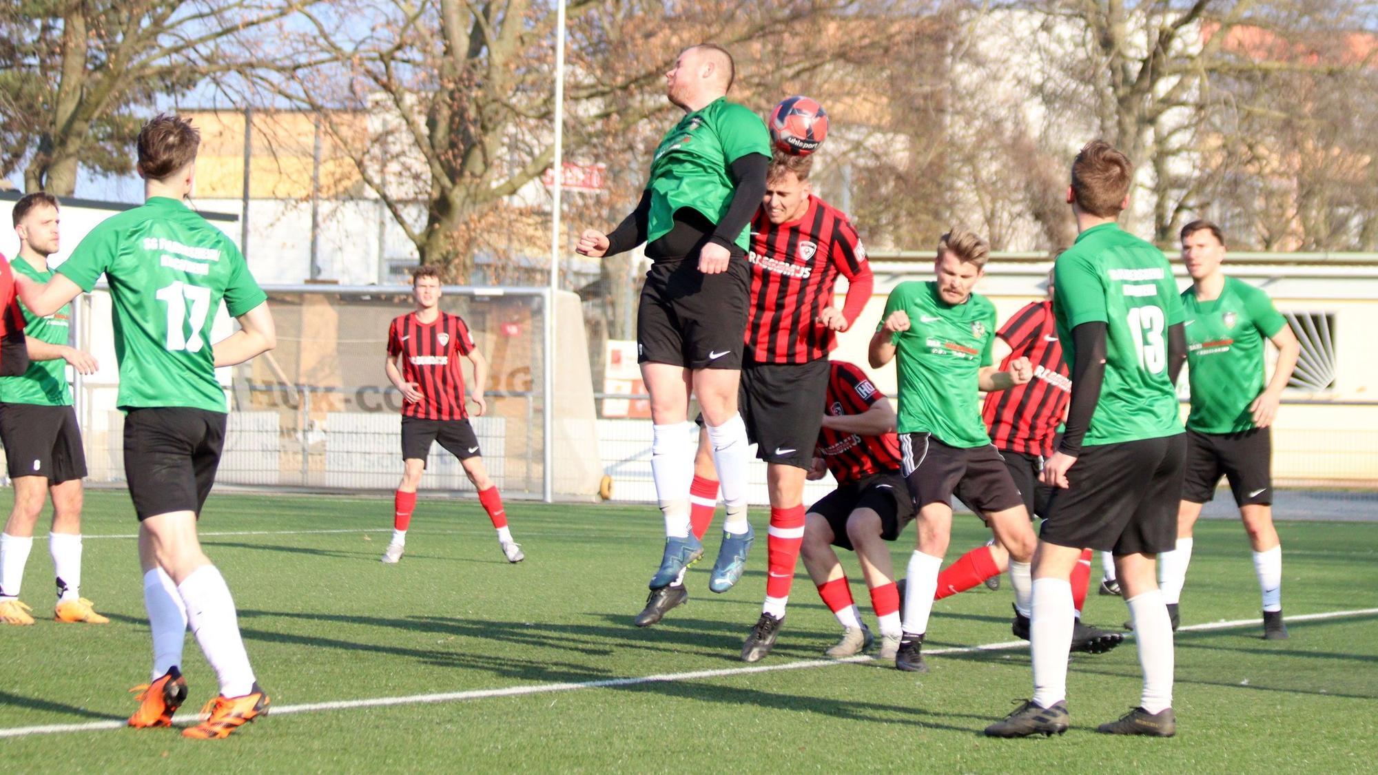 Gewusel im Strafraum nach einem Eckstoß. Der Verteidiger von Flamersheim springt am Ball vorbei, der hinter ihm lauernde Erft-Spieler trifft ins Tor.