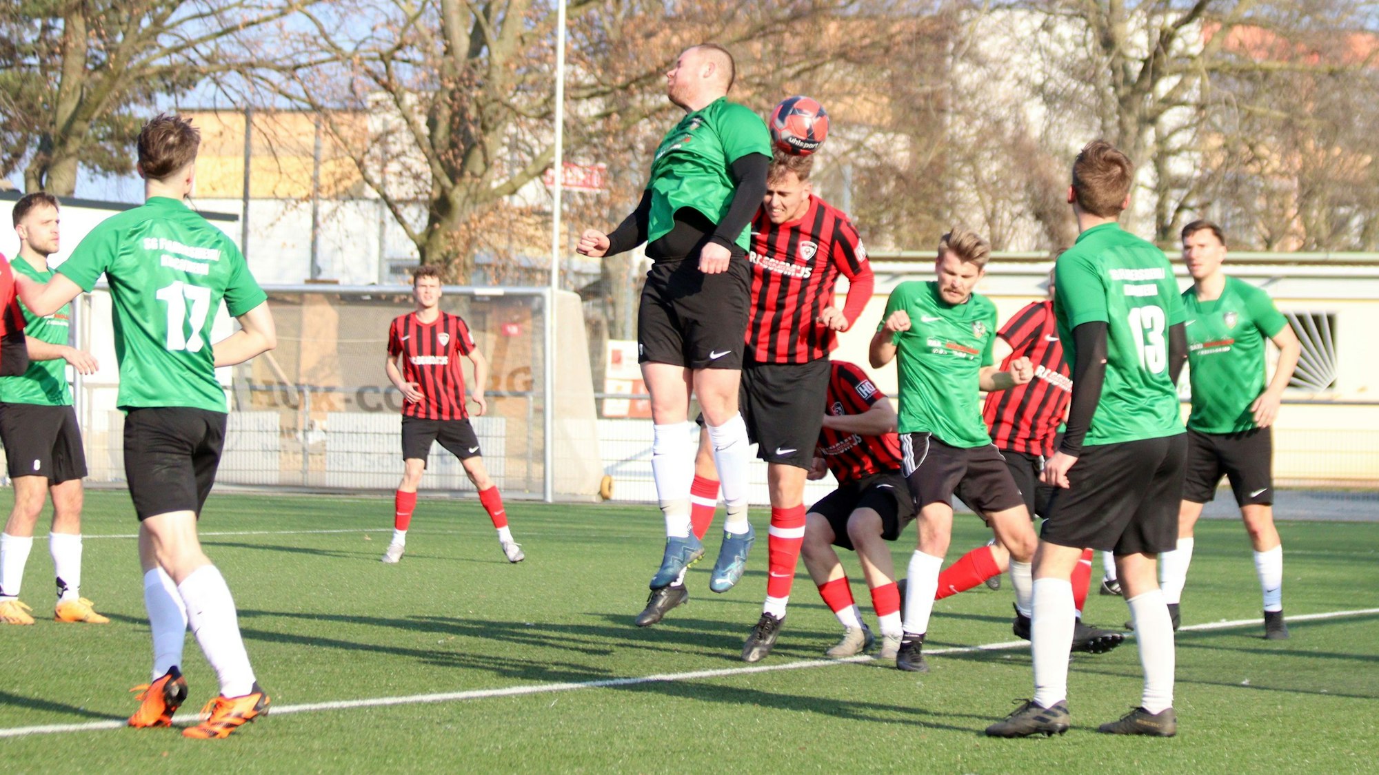 Gewusel im Strafraum nach einem Eckstoß. Der Verteidiger von Flamersheim springt am Ball vorbei, der hinter ihm lauernde Erft-Spieler trifft ins Tor.