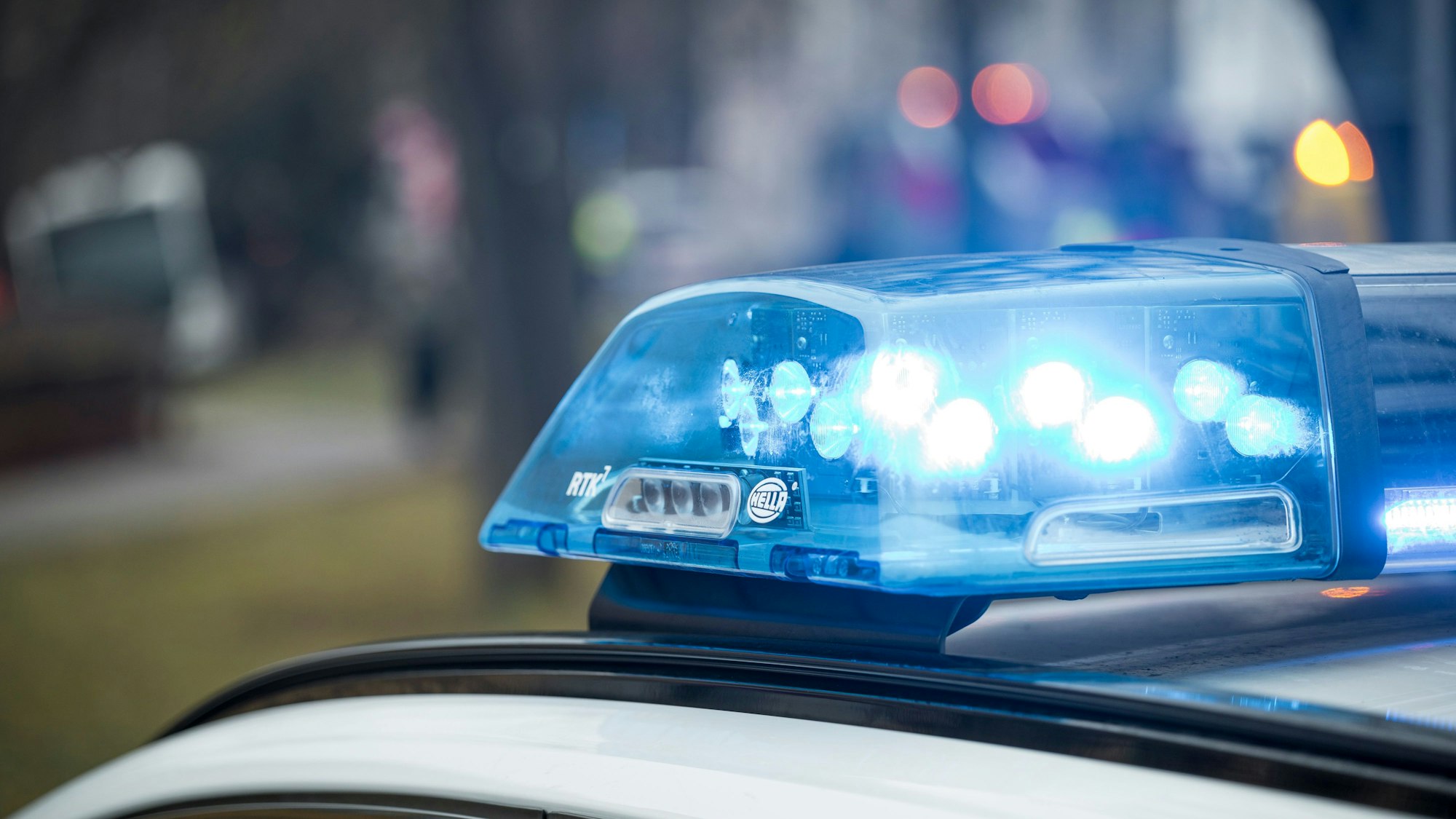 Blaulicht auf einem Einsatzfahrzeug der Polizei. (Symbolbild)