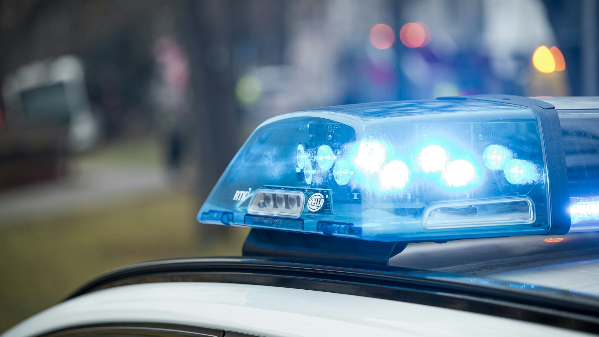 Blaulicht auf einem Einsatzfahrzeug der Polizei am Unfallort.