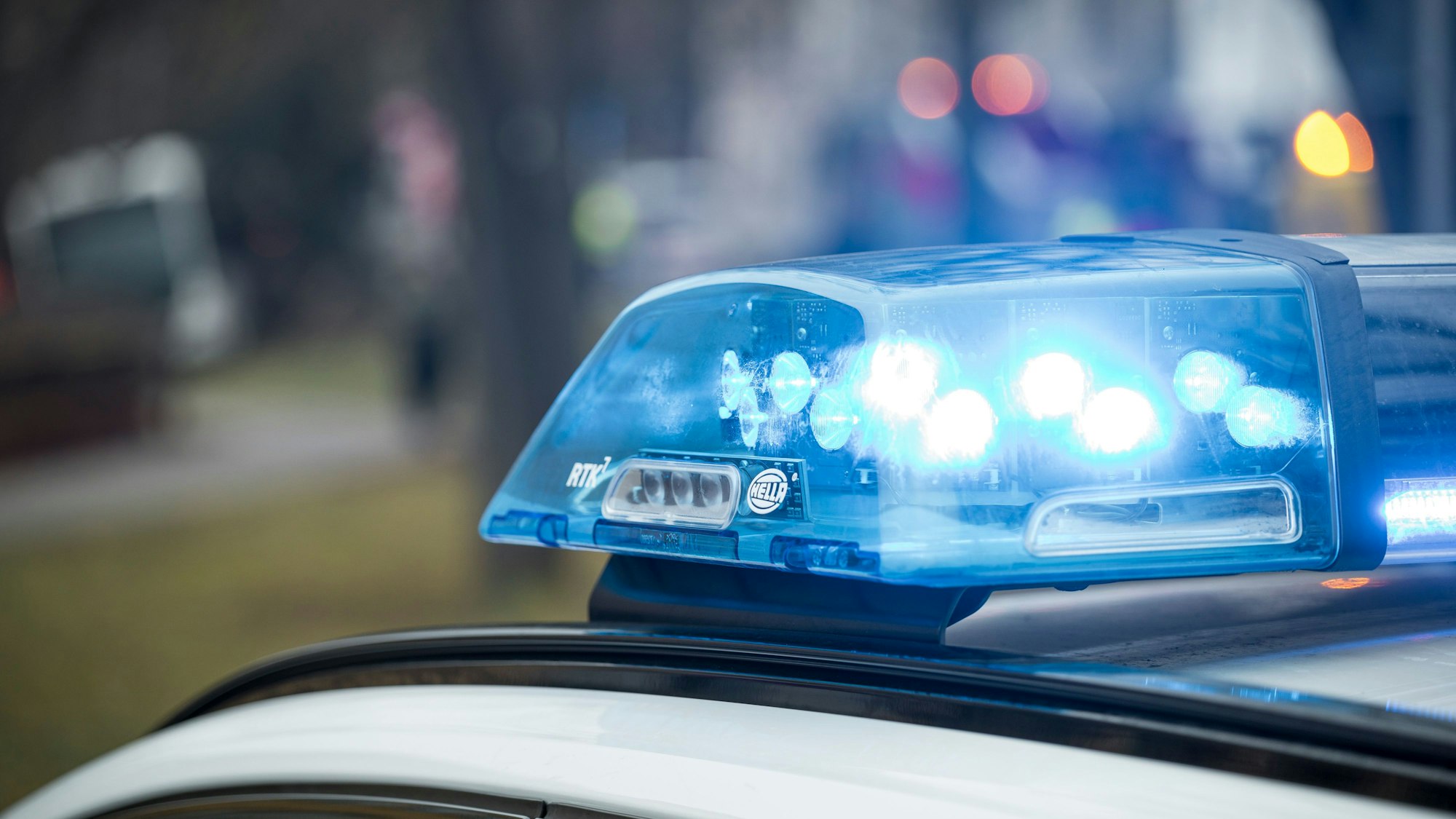 Das Blaulicht eines Polizeiautos leuchtet. (Symbolbild)
