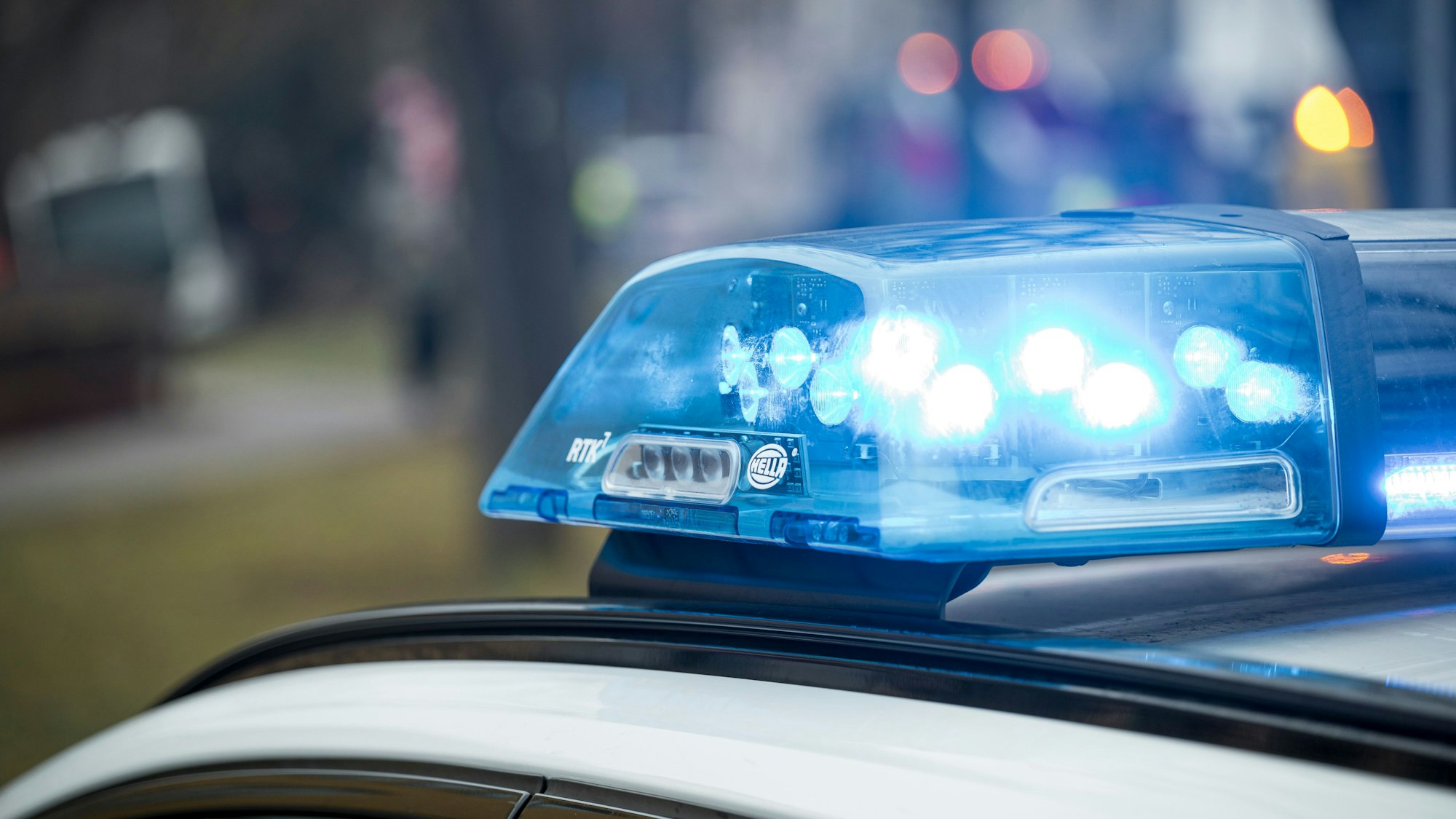 Blaulicht auf einem Einsatzfahrzeug der Polizei