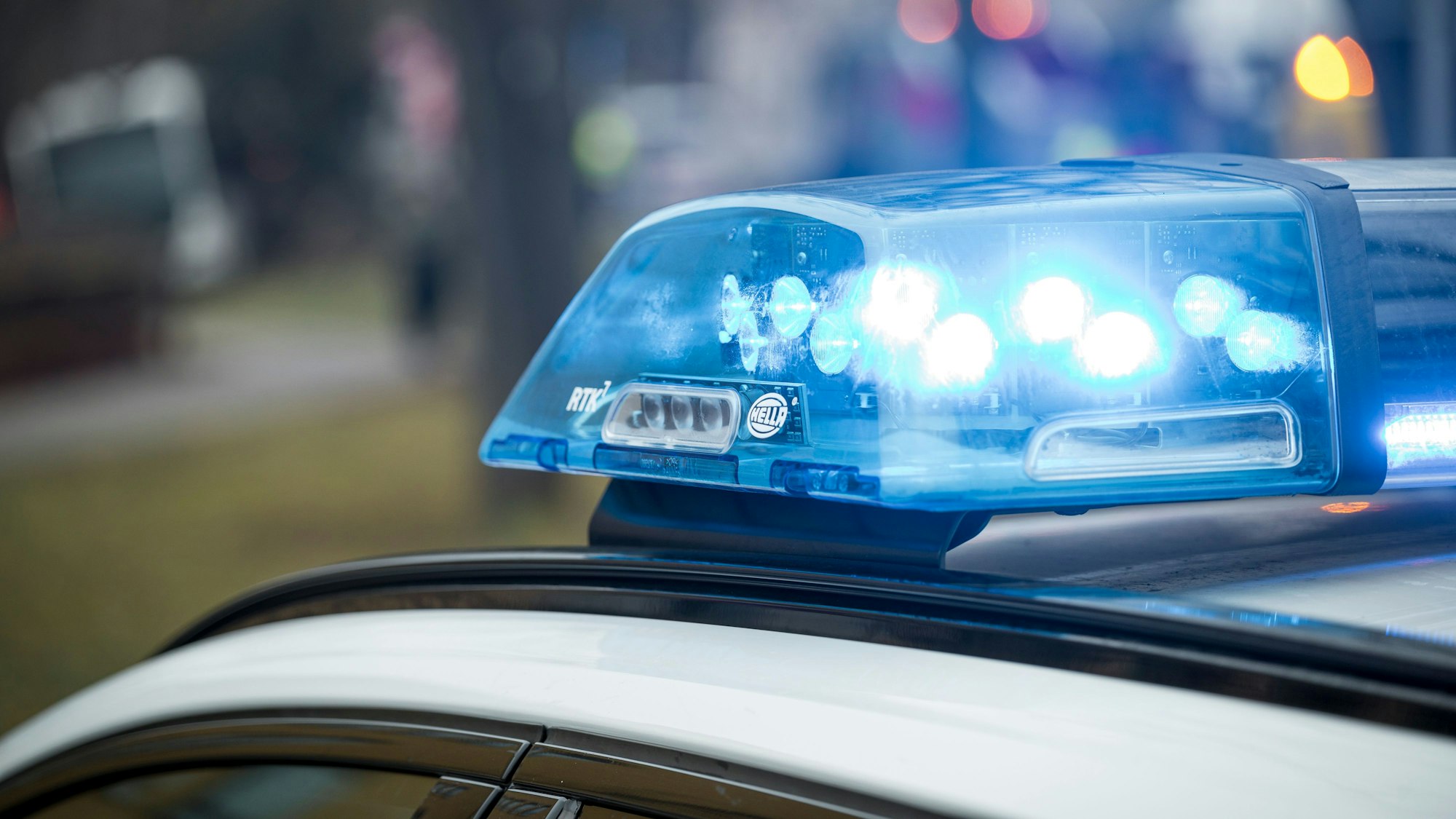Blaulicht auf einem Einsatzfahrzeug der Polizei am Unfallort.