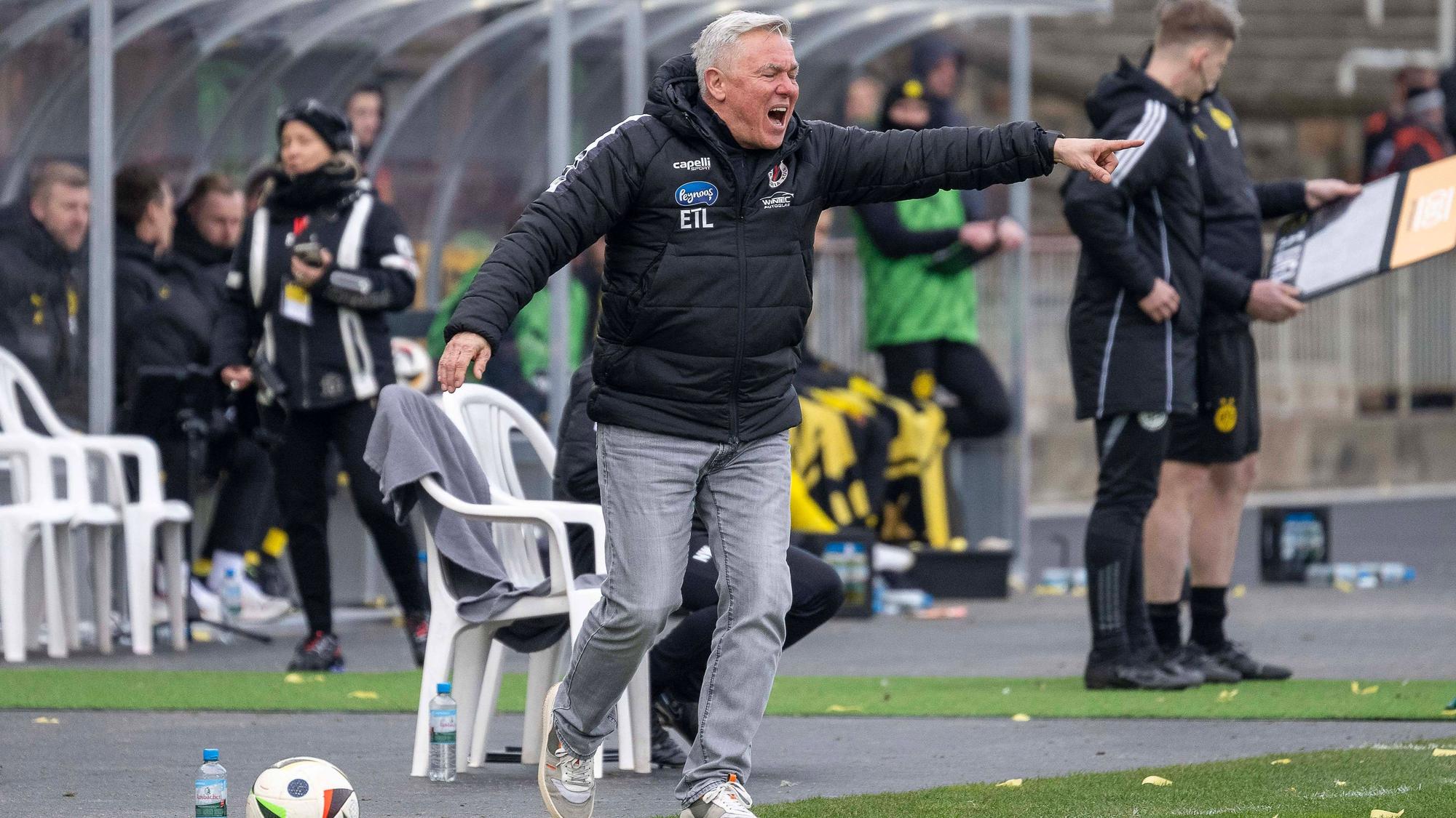 Frustriert nach dem 1:1 in Dortmund: Viktoria-Trainer Olaf Janßen