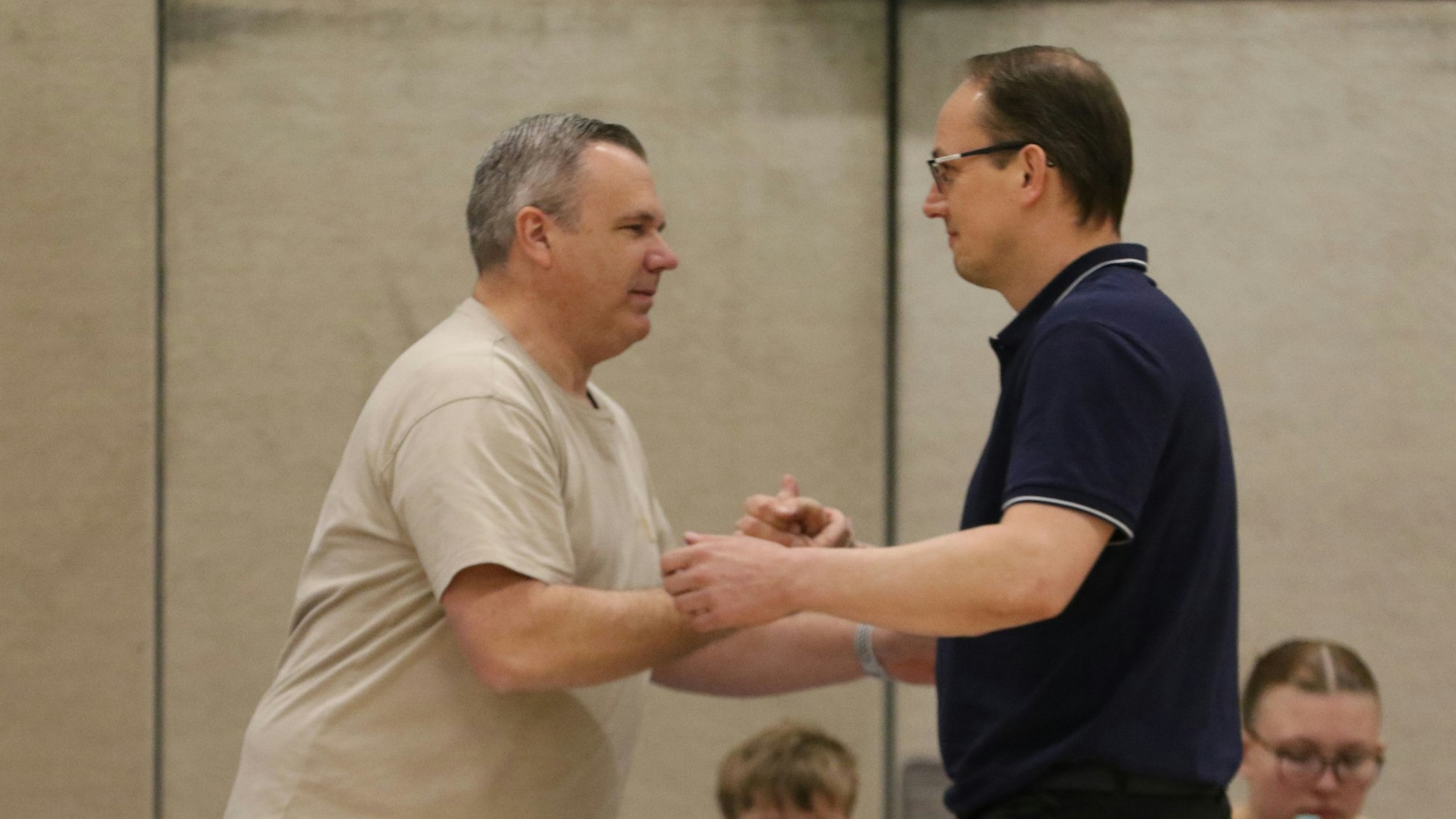 Die beiden Trainer reichen sich nach dem Spiel die Hände.