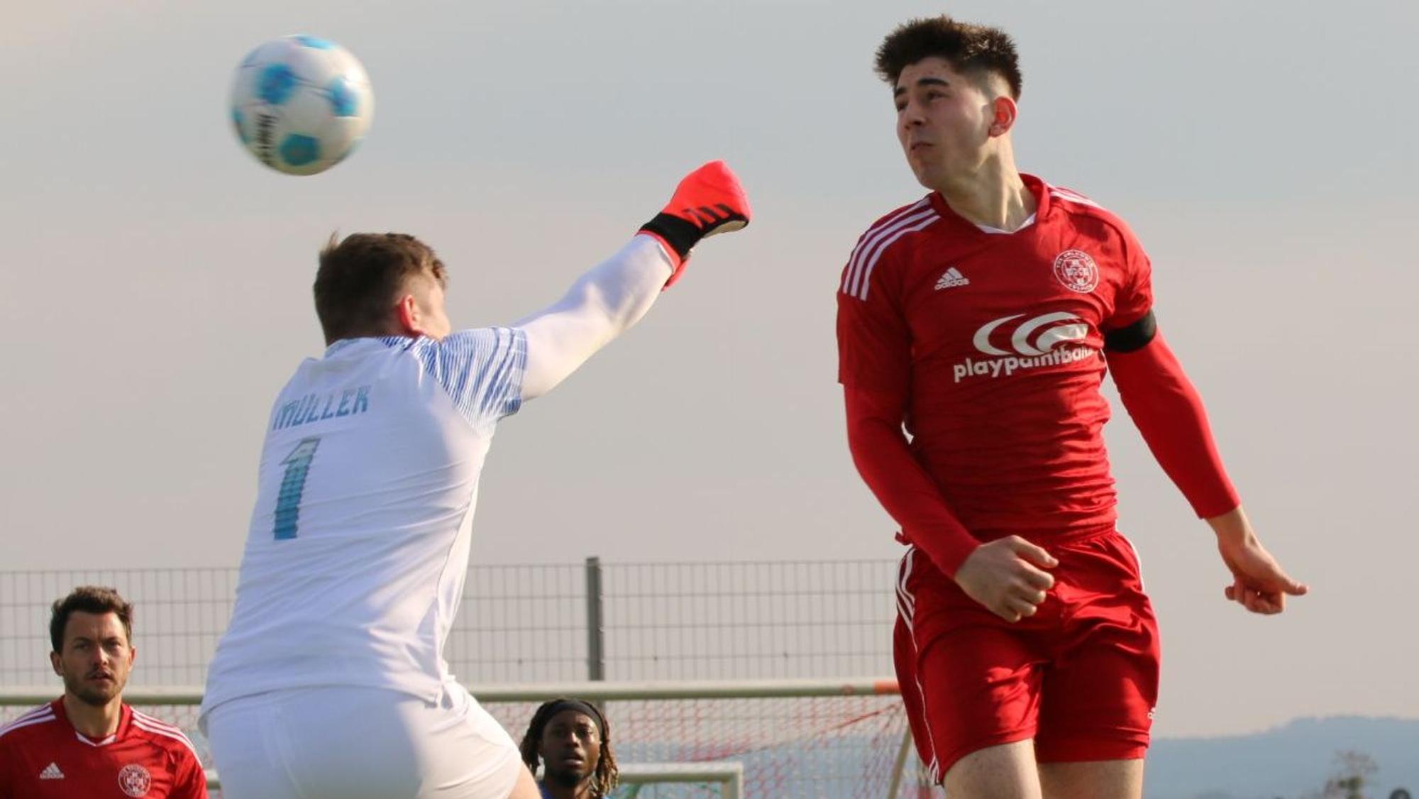 Johannes Püllen köpft einen Ball am gegnerischen Torwart, der vorbeifaustet, ins Tor.