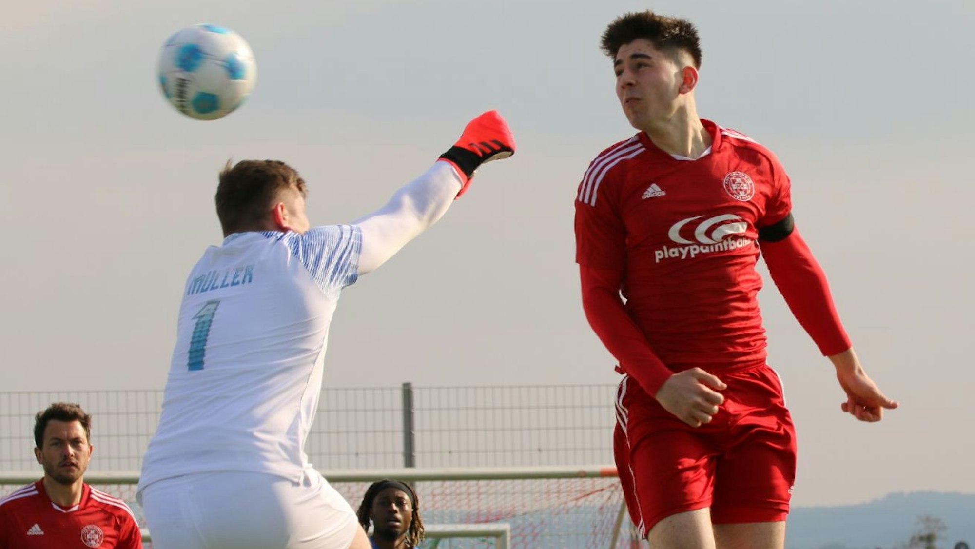 Johannes Püllen köpft einen Ball am gegnerischen Torwart, der vorbeifaustet, ins Tor.