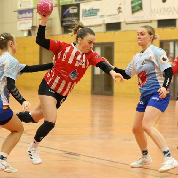 Svenja Bank stürmt mit dem Ball in der Hand Richtung Tor. Zwei Gegenspielerinnen sind an ihr dran, können sie aber nicht stoppen.