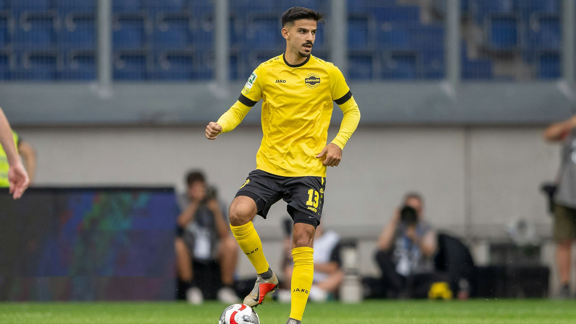 Firat Tuncer von Eintracht Hohkeppel bei einer Spielsituation.