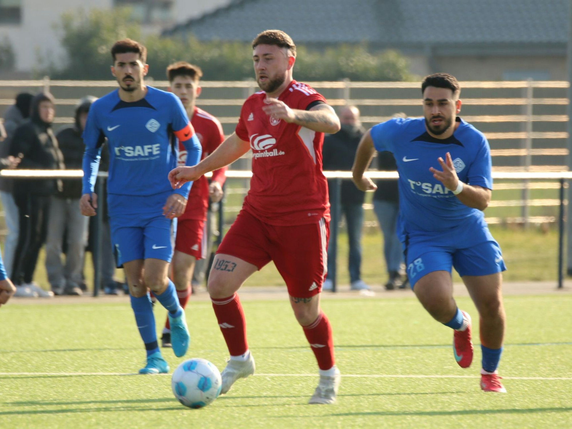 Nico Berekoven führt, verfolgt von zwei Gegenspielern, den Ball.