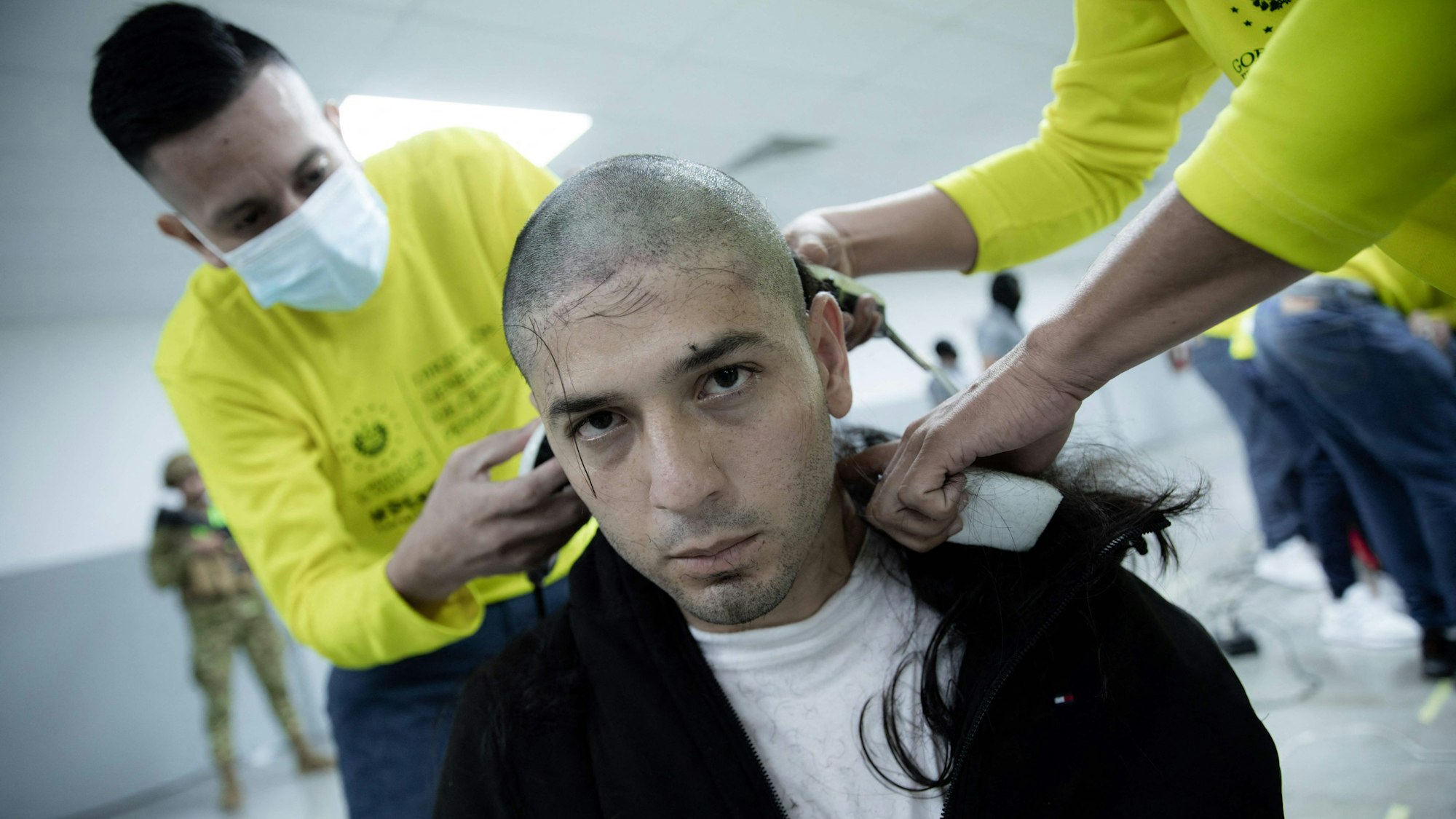 Hunderte vermeintliche Mitglieder des venezolanischen Verbrecherkartells Tren de Aragua wurden unter massiven Sicherheitsvorkehrungen nach El Salvador gebracht.