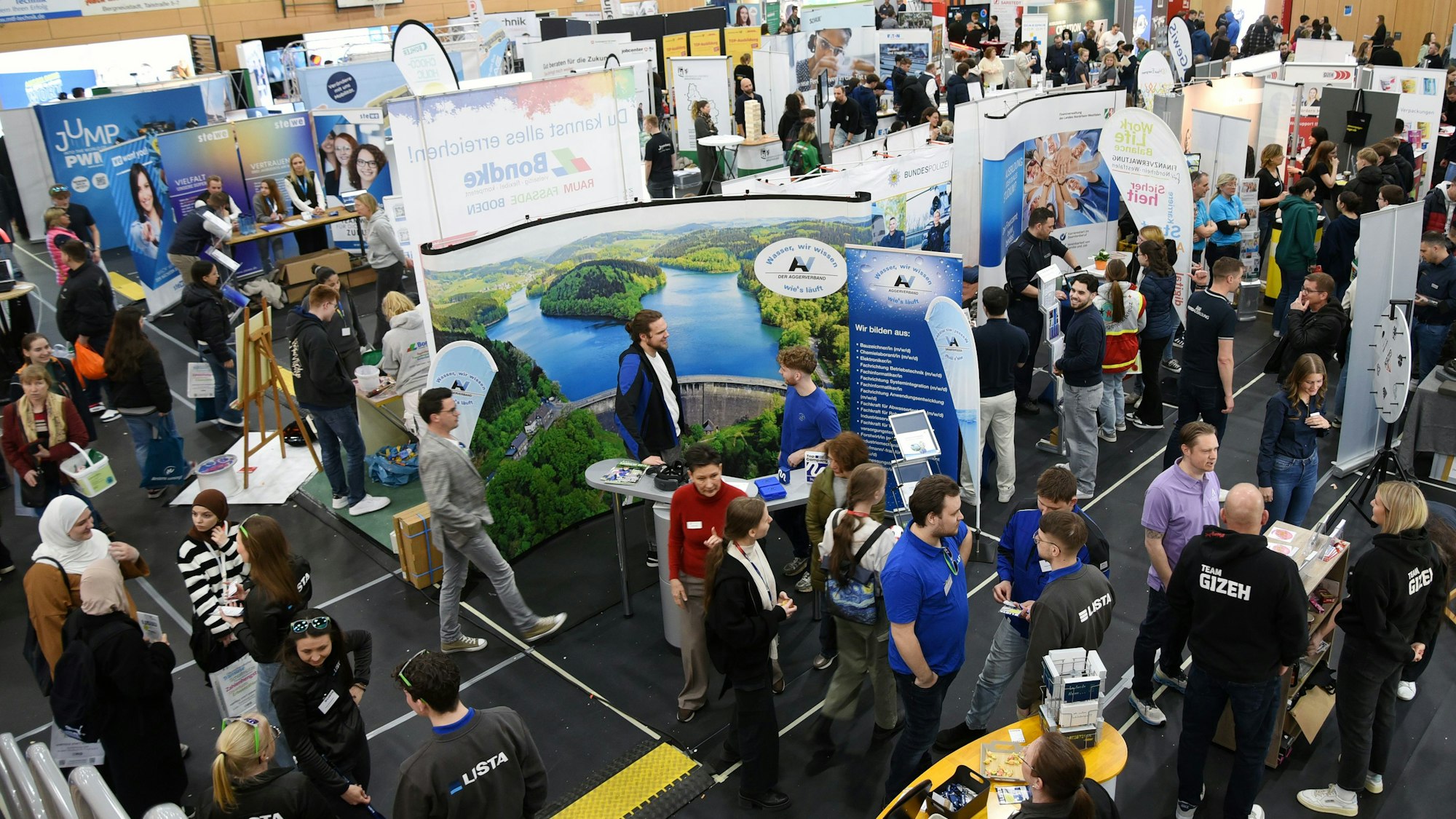 Mit sicher 2500 Schülerinnen und Schülern erlebte die 24. Ausbildungsmesse in Bergneustadt einen Besucherrekord.