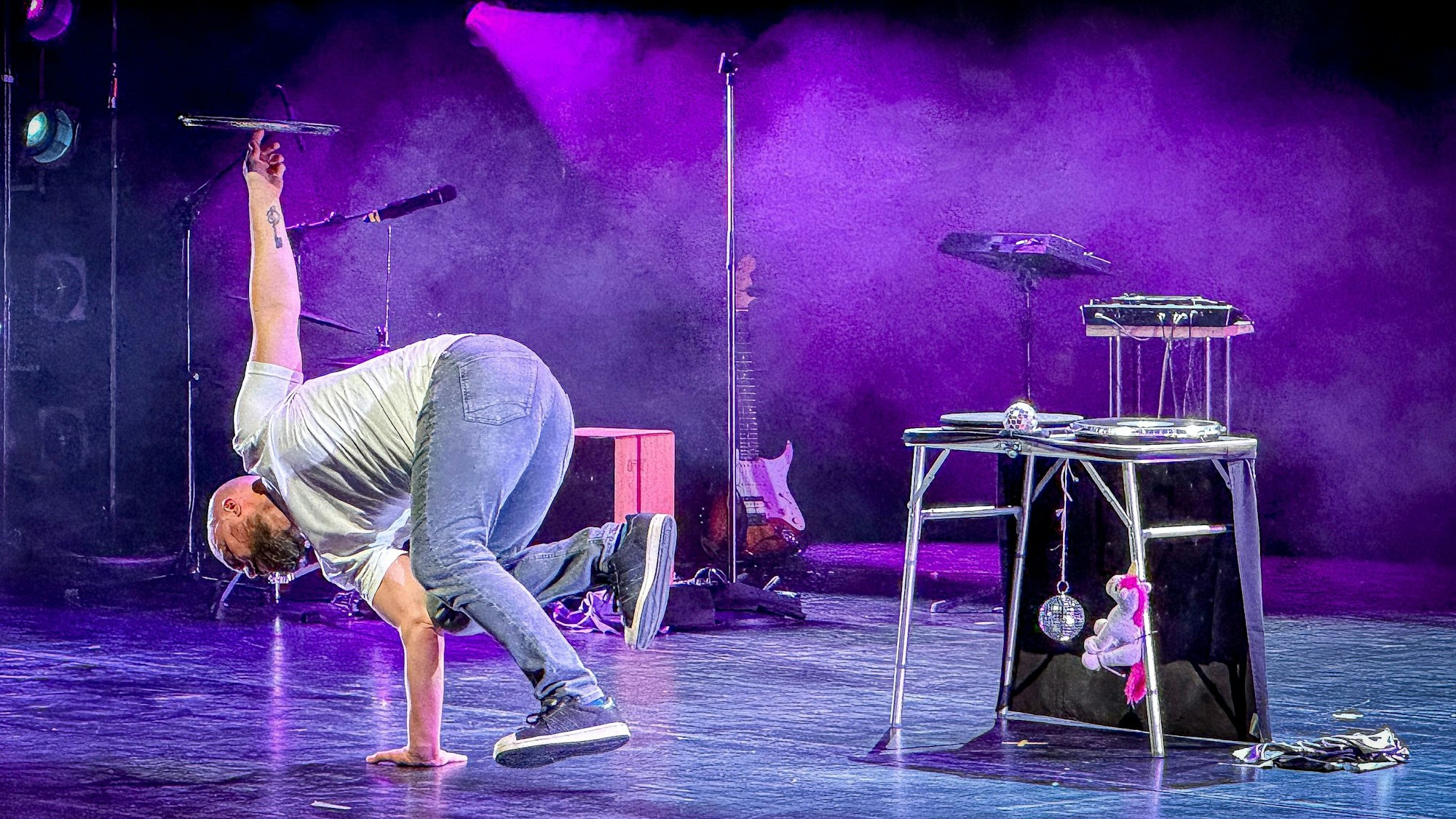 Was sich am Sonntagabend entfaltet, ist keine Zirkusnummer, kein Tanztheater, kein Konzert. Aber irgendwie alles zugleich.