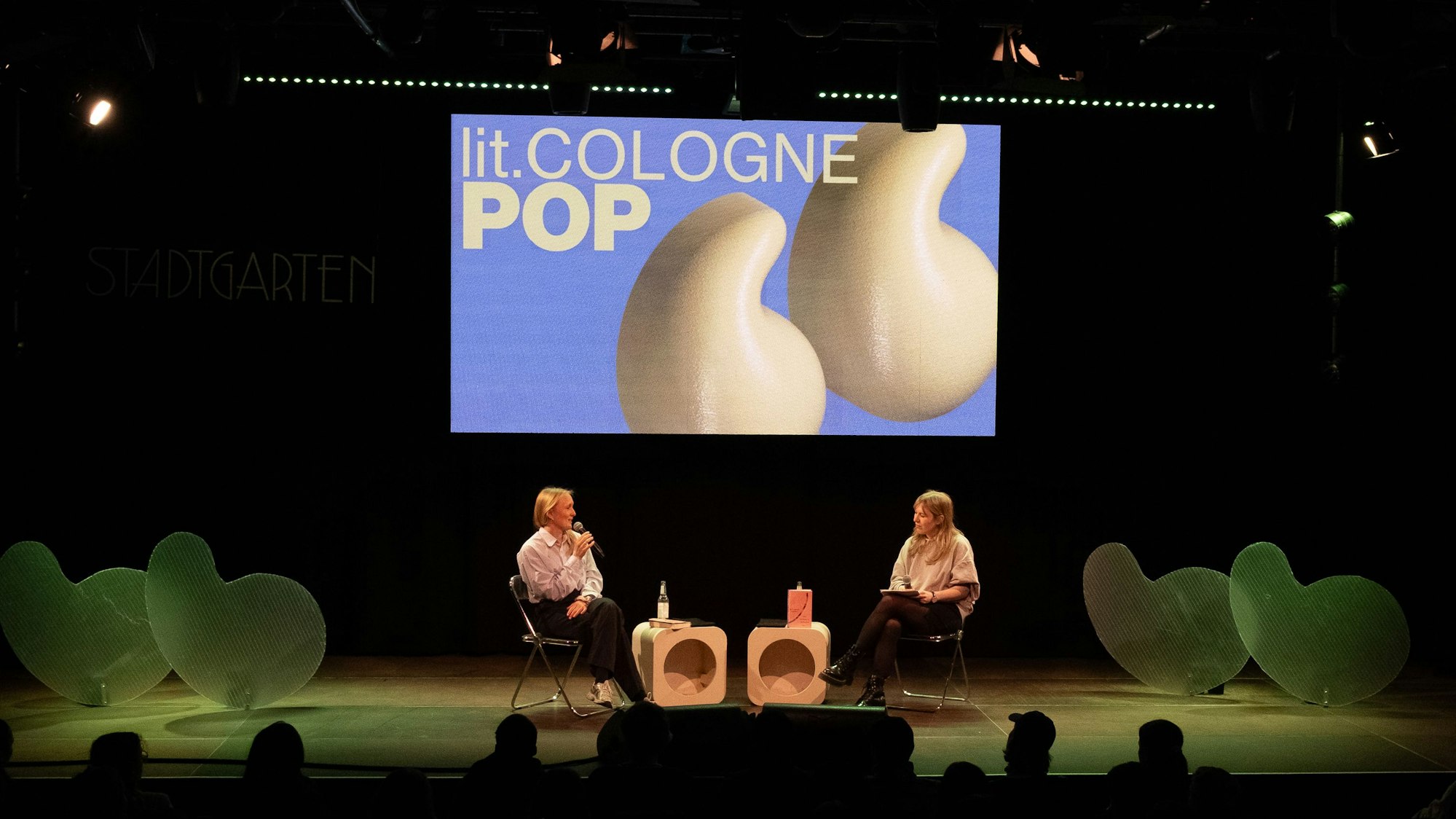 Ruth-Maria Thomas im Gespräch auf der lit.pop Bühne im Kölner Stadtgarten