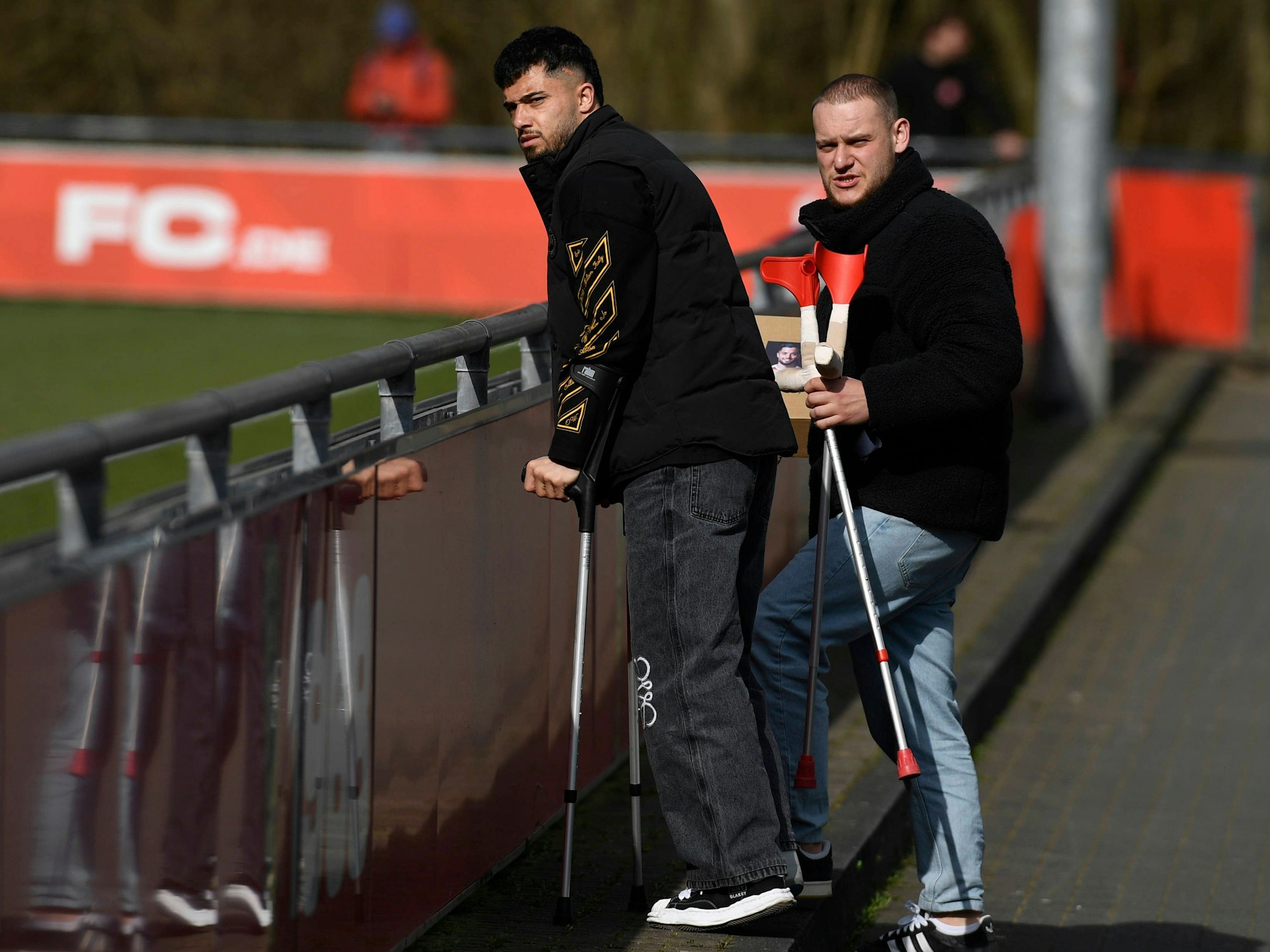 Jusuf Gazibegovic erschien am Montag an Krücken am Geißbockheim.
