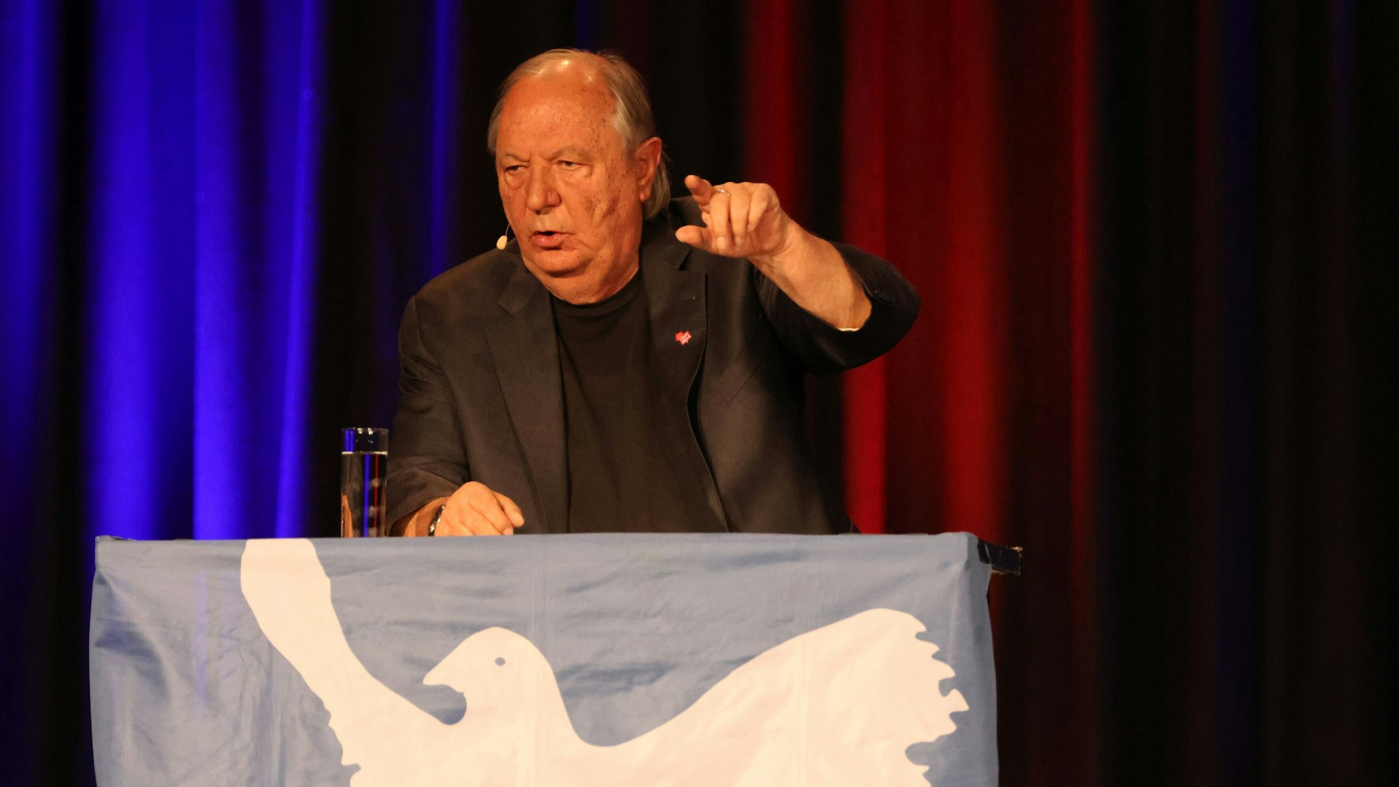 Der Kabarettist Wilfried Schmickler auf der Bühne.