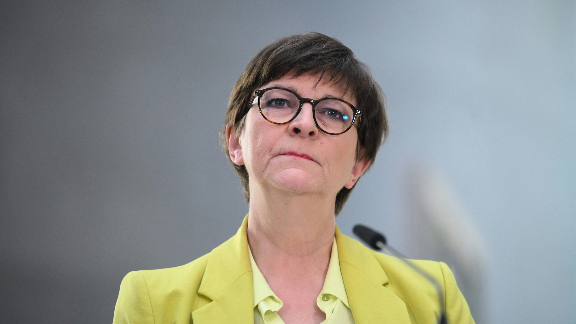The co-leader of Germany's social democratic SPD party Saskia Esken gives a statement in Berlin on March 8, 2025, as exploratory talks were held between the conservative CDU/CSU union and the social democratic SPD party on forming a future government coalition following Germany's February 23 general election. (Photo by RALF HIRSCHBERGER / AFP)