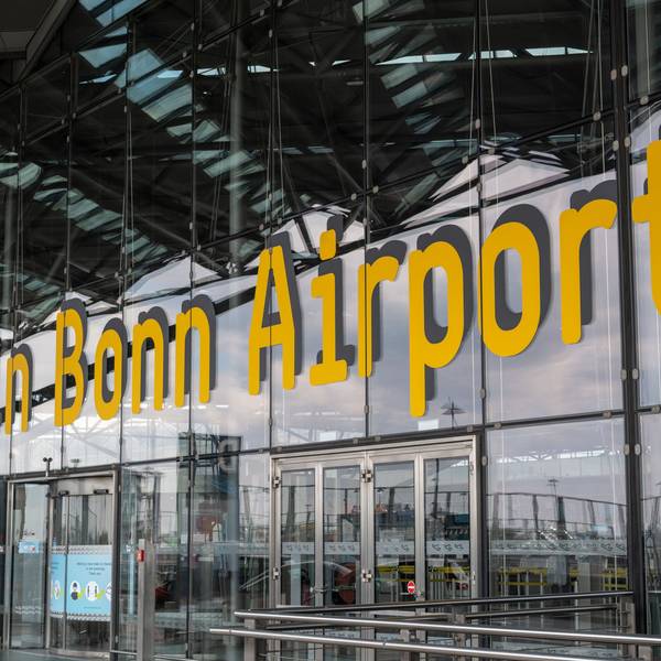 Schriftzug Köln-Bonn Airport am Terminal 2 des Flughafens Köln-Bonn.