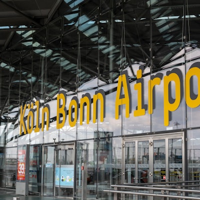 Schriftzug Köln-Bonn Airport am Terminal 2 des Flughafens Köln-Bonn.