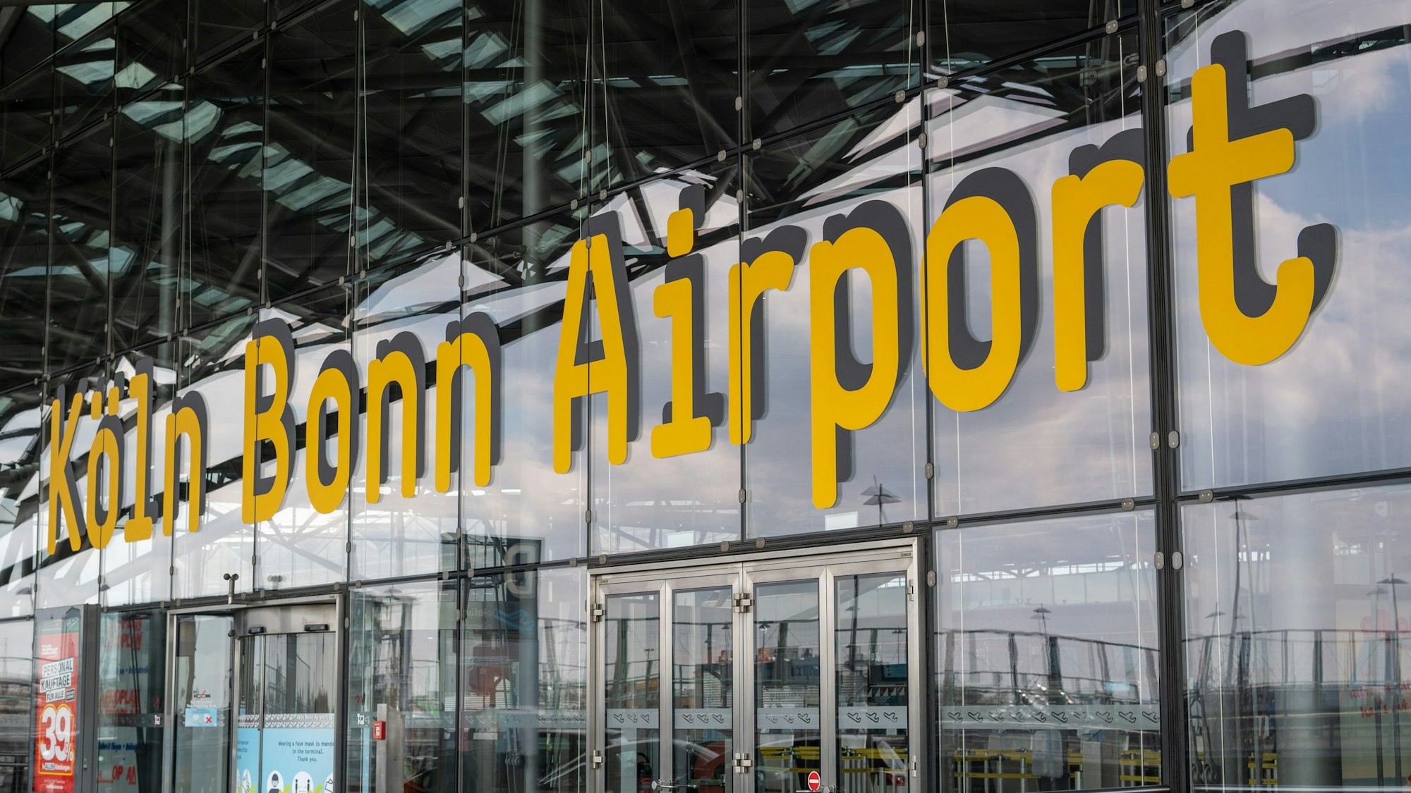 Schriftzug Köln-Bonn Airport am Terminal 2 des Flughafens Köln-Bonn.