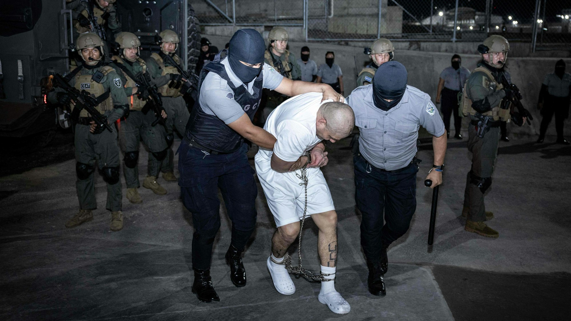 This handout picture released on March 16, 2025, by El Salvador's Presidency press office shows the arrival of alleged members of the Venezuelan criminal organization Tren de Aragua at the Terrorism Confinement Center (CECOT) in the city of Tecoluca, El Salvador. The United States has sent over 200 alleged members of a Venezuelan gang to be imprisoned in El Salvador, President Nayib Bukele said Sunday, after US counterpart Donald Trump invoked wartime authorities to expel migrants. (Photo by Handout / EL SALVADOR'S PRESIDENCY PRESS OFFICE / AFP) / RESTRICTED TO EDITORIAL USE - MANDATORY CREDIT "AFP PHOTO / EL SALVADOR'S PRESIDENCY PRESS OFFICE" - NO MARKETING NO ADVERTISING CAMPAIGNS - DISTRIBUTED AS A SERVICE TO CLIENTS