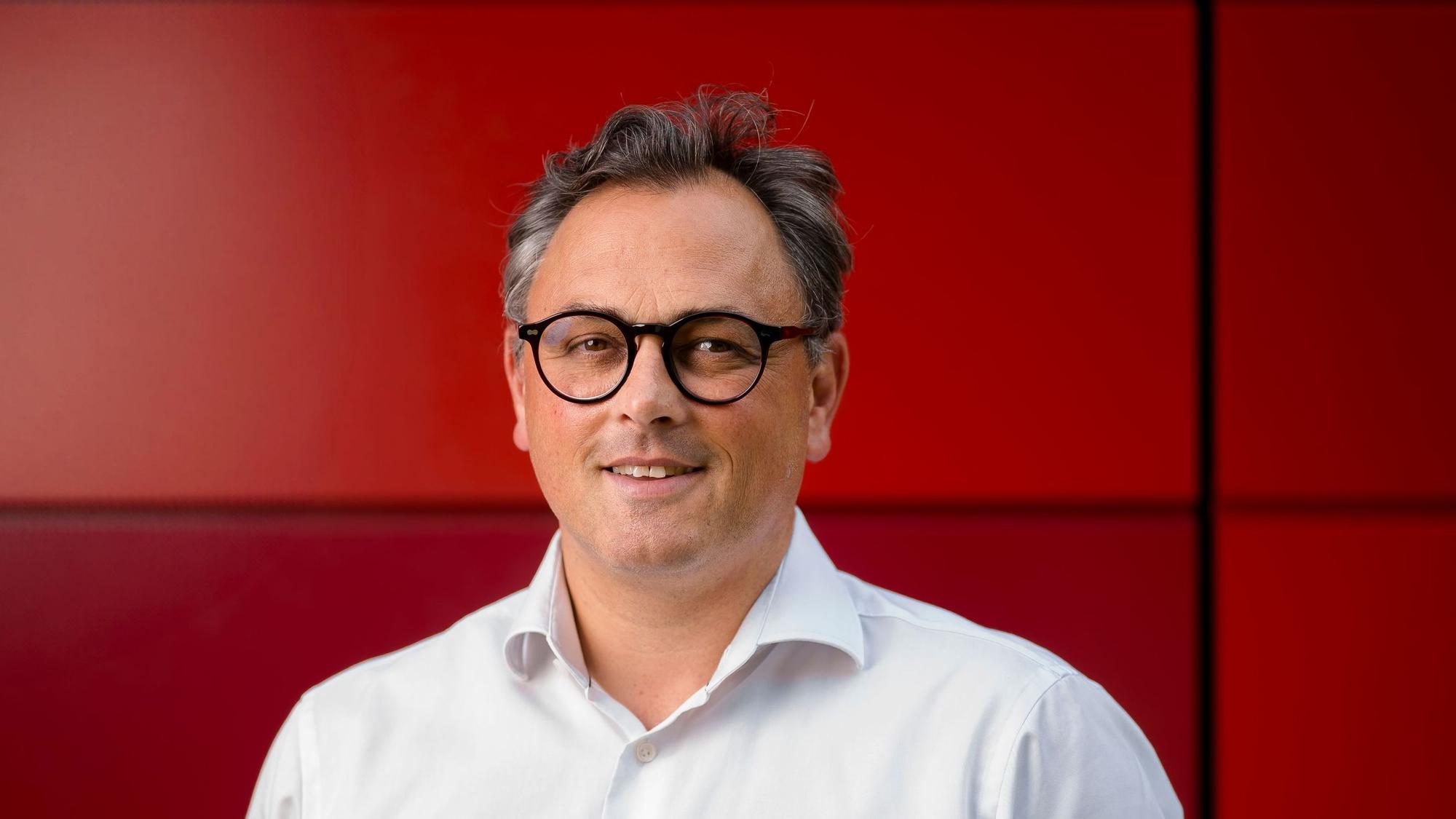 Portrait Prof. Dr. Christian Karagiannidis am 15.08.2024 in Koeln.
