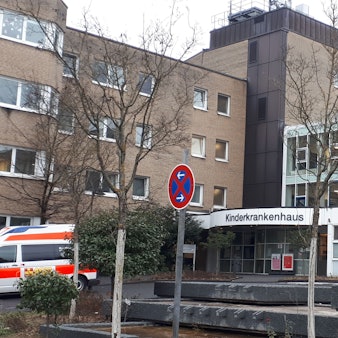 Das städtische Kinderkrankenhaus Amsterdamer Straße soll in den kommenden Jahren geschlossen werden, ein Ersatzneubau in Merheim entstehen.