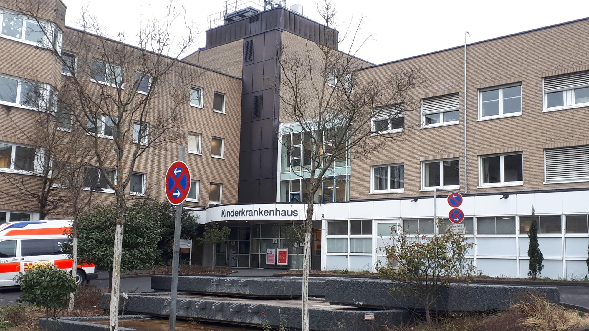 Das städtische Kinderkrankenhaus Amsterdamer Straße soll in den kommenden Jahren geschlossen werden, ein Ersatzneubau in Merheim entstehen. (Archivbil