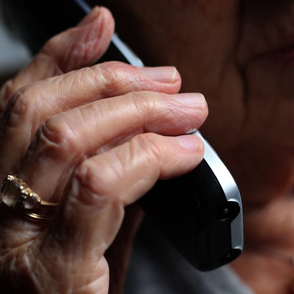 Eine ältere Frau telefoniert mit einem schnurlosen Festnetztelefon (Symbolfoto).