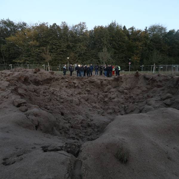 11.10.2024, Köln: Die Wucht der Explosion schleuderte die Container herrum und verursachte ein großen Krater vor dem Krankenhaus in Merheim. Foto: Arton Krasniqi