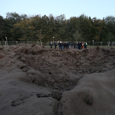 11.10.2024, Köln: Die Wucht der Explosion schleuderte die Container herrum und verursachte ein großen Krater vor dem Krankenhaus in Merheim. Foto: Arton Krasniqi