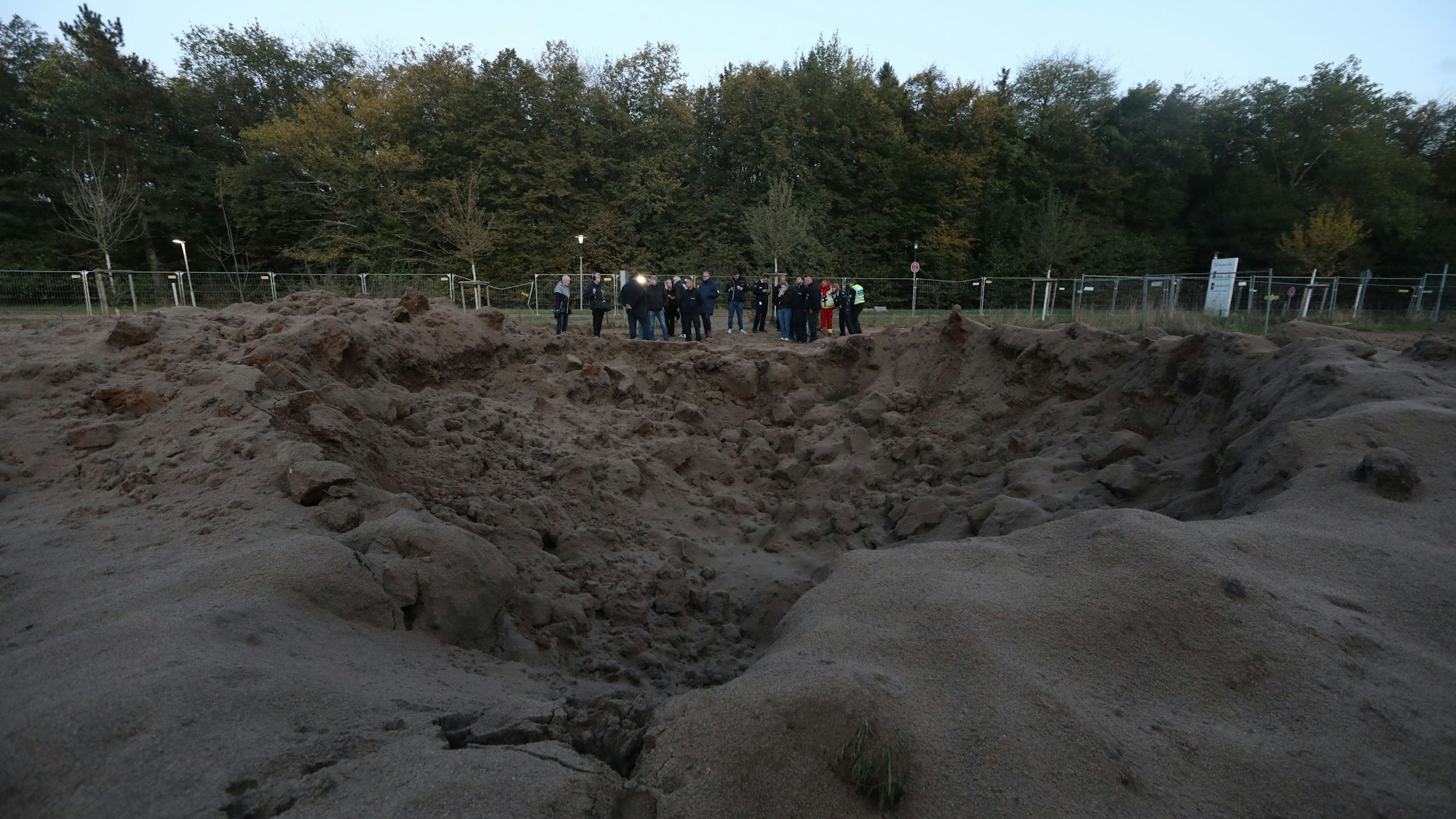 11.10.2024, Köln: Die Wucht der Explosion schleuderte die Container herrum und verursachte ein großen Krater vor dem Krankenhaus in Merheim. Foto: Arton Krasniqi