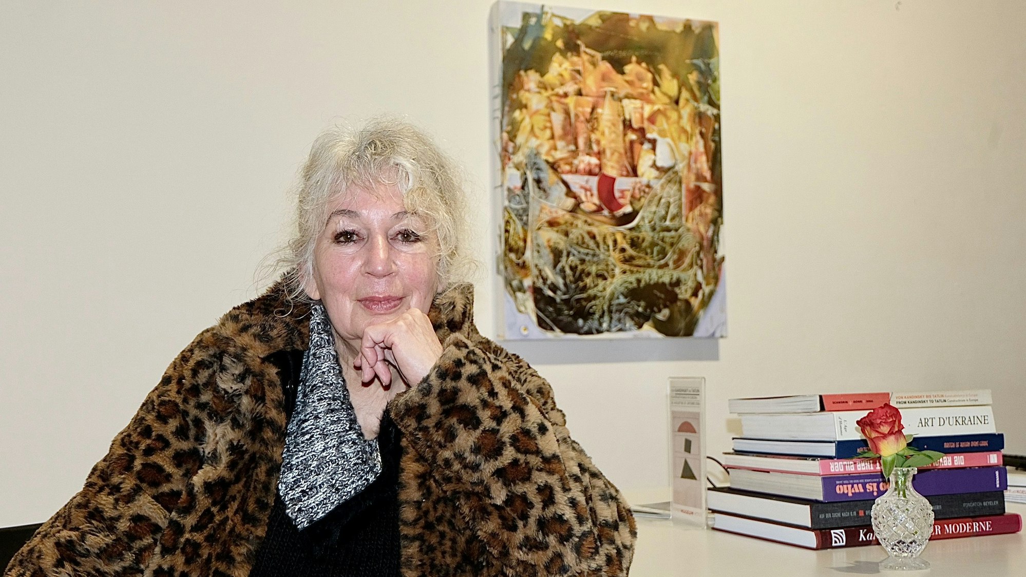 Maf Räderscheidt vor dem Gemälde „Die Wurzeln des Kartenhauses meiner Geschichte“ im Studio Novo Artspace.