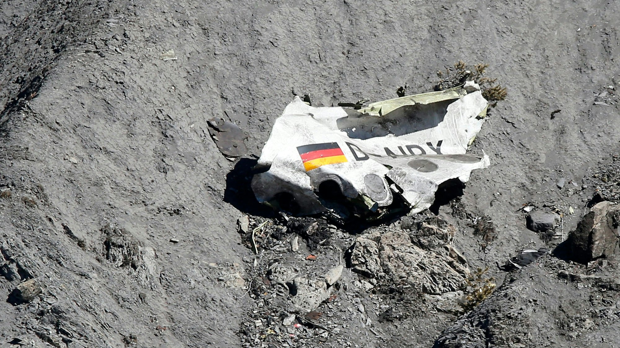 Trümmer der Germanwings-Maschine A320-211 liegen an der Absturzstelle in der Nähe von Le Vernet in den französischen Alpen.