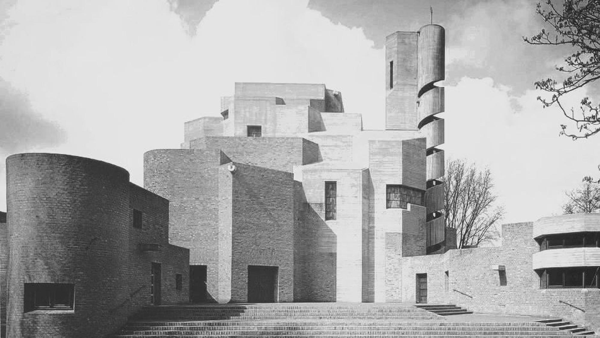 Das Kirchengebäude Christi Auferstehung in Köln Lindenthal wurde von Gottfried Böhm entworfen.