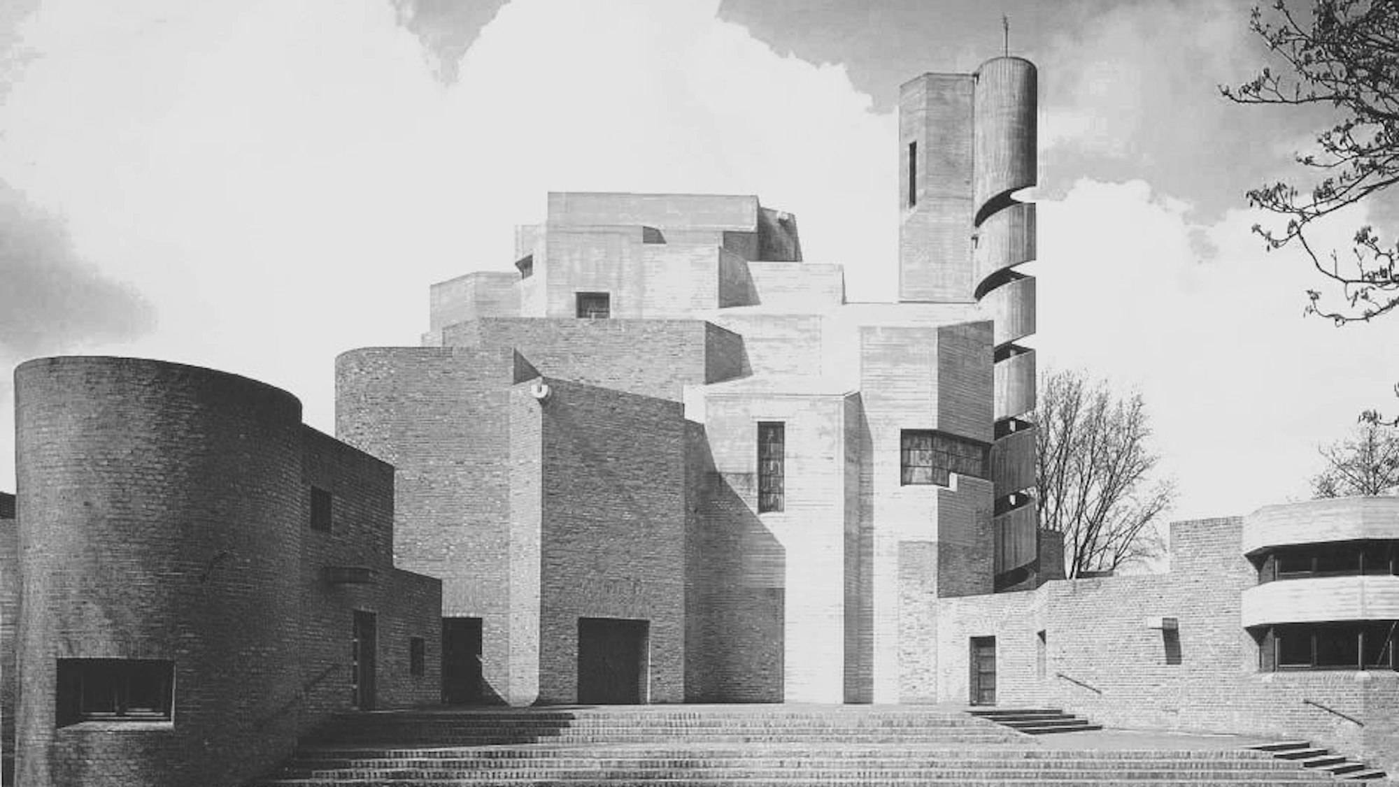 Das Kirchengebäude Christi Auferstehung in Köln Lindenthal wurde von Gottfried Böhm entworfen.