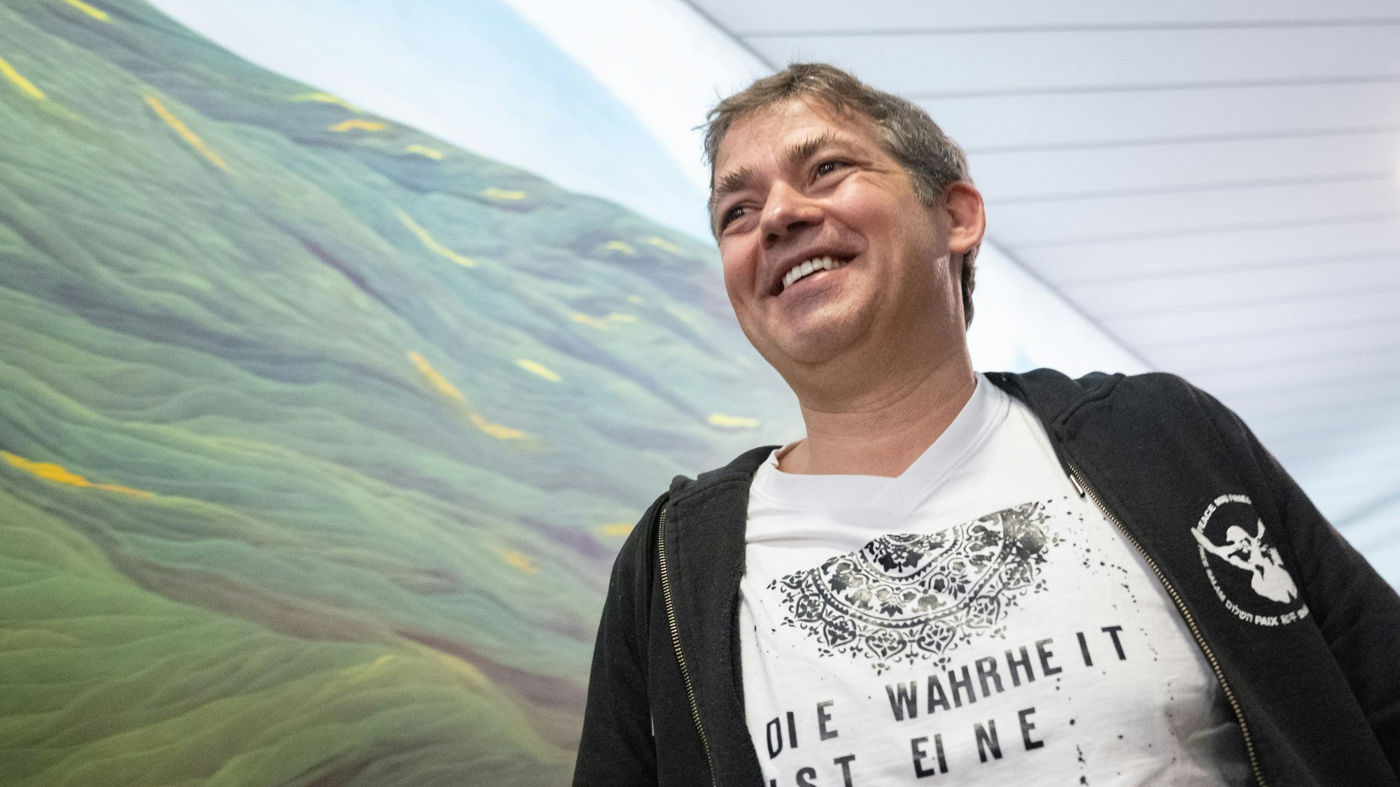 Auf dem Foto zu sehen ist Michael Ballweg, Gründer der «Querdenken»-Bewegung, während einer Verhandlungspause Foyer des Landgerichts Stuttgart. Ballweg steht seit Monaten wegen versuchten Betrugs vor Gericht. Foto: Marijan Murat/dpa