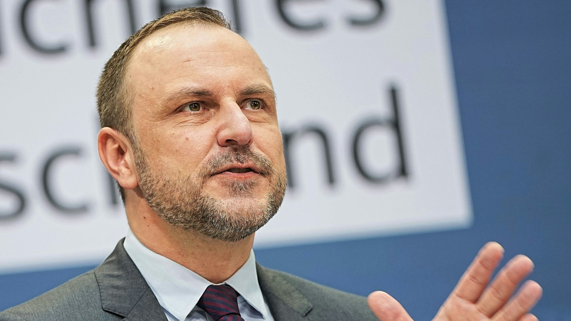 Peter Neumann, Terrorismus-Experte, spricht bei einer Veranstaltung.