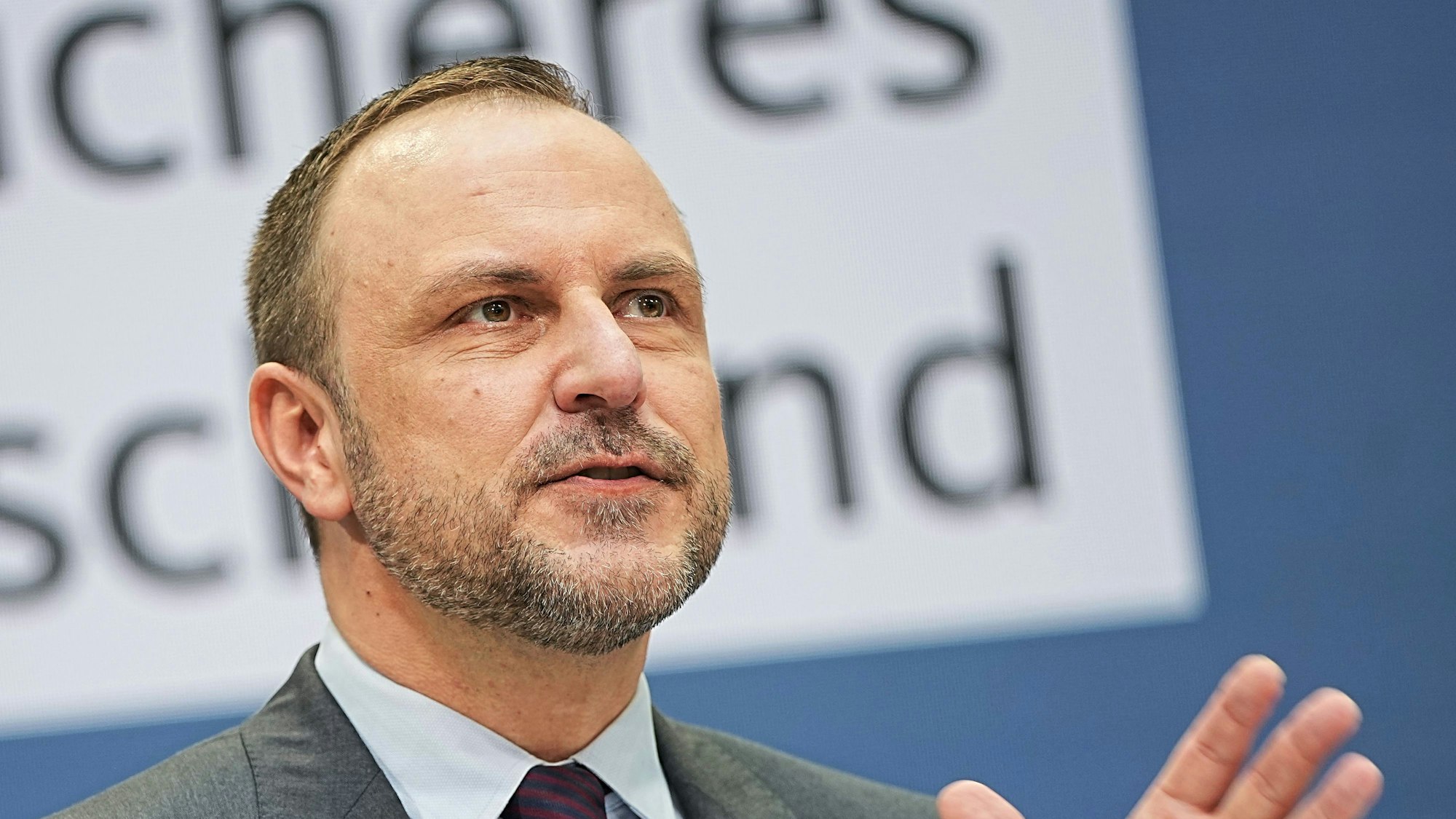 ARCHIV - 10.09.2021, Berlin: Peter Neumann, Terrorismus-Experte, stellt die «Agenda für ein sicheres Deutschland» der Union auf einer Pressekonferenz im Konrad-Adenauer-Haus vor. (zu dpa: «CSU fordert Neuaufstellung der Nachrichtendienste») Foto: Michael Kappeler/dpa +++ dpa-Bildfunk +++