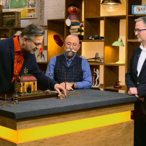 Fabian Weber (v.r.) aus Hürth mit Horst Lichter und Detlev Kümmel bei „Bares für Rares“.