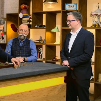 Fabian Weber (v.r.) aus Hürth mit Horst Lichter und Detlev Kümmel bei „Bares für Rares“.