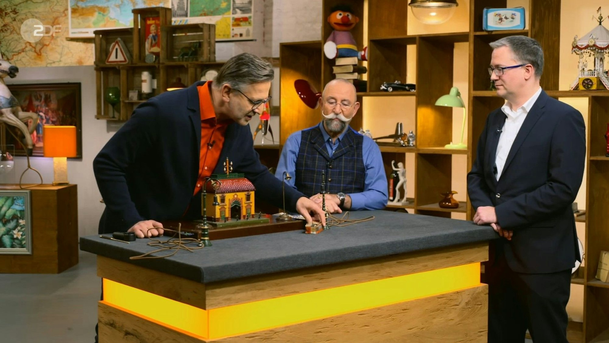 Fabian Weber (v.r.) aus Hürth mit Horst Lichter und Detlev Kümmel bei „Bares für Rares“.