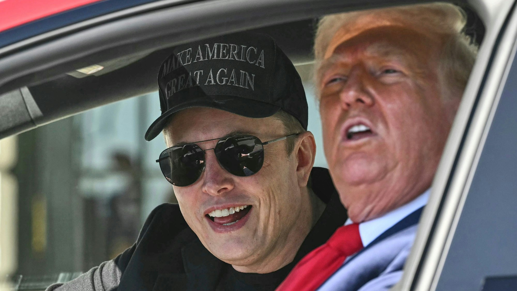 US-Präsident Donald Trump (r.) und Elon Musk in einem Tesla-Fahrzeug
