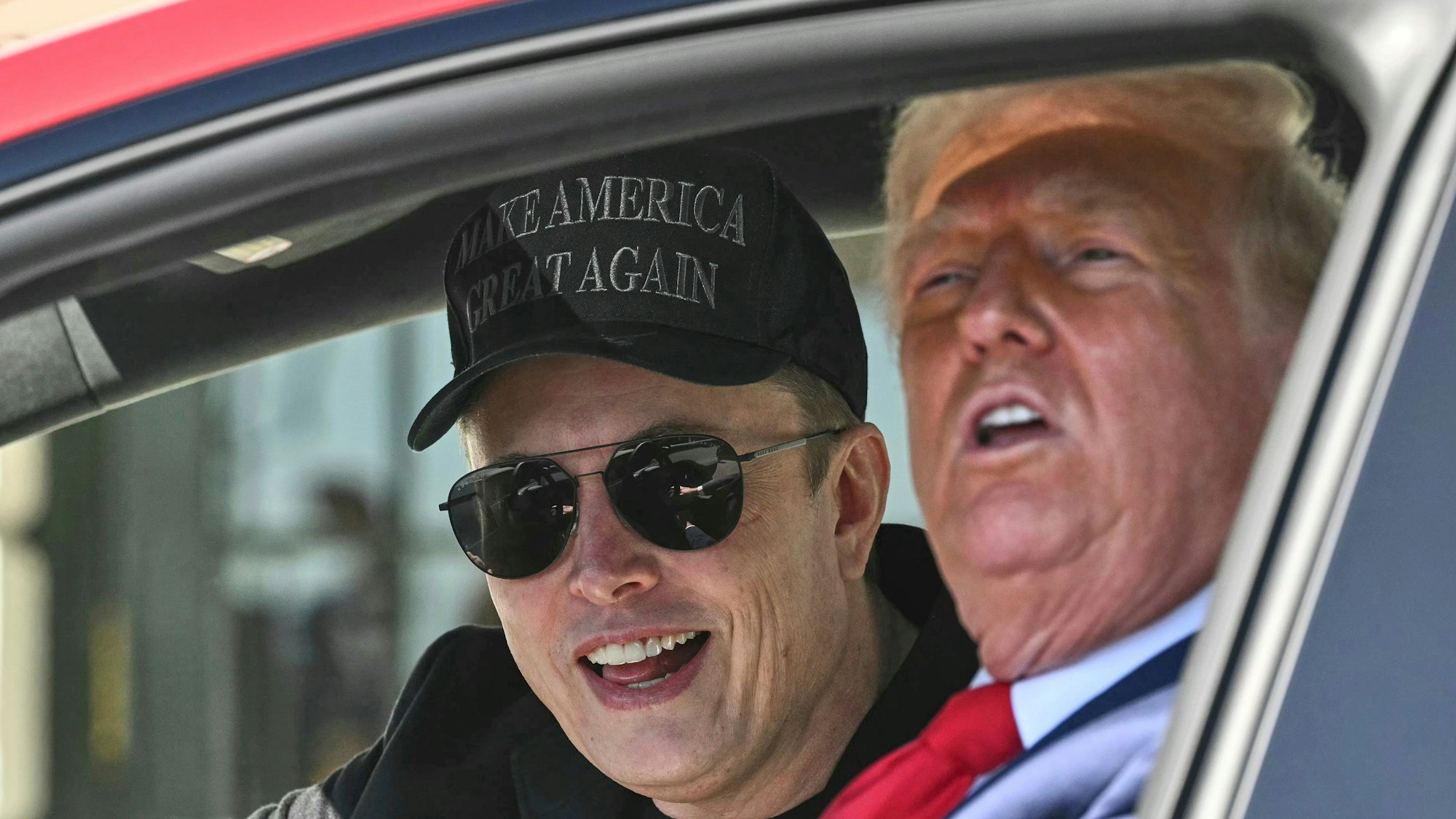 US-Präsident Donald Trump (r) und Tesla-CEO Elon Musk im März. Inzwischen sieht man sie schon länger nicht öffentlich gemeinsam.