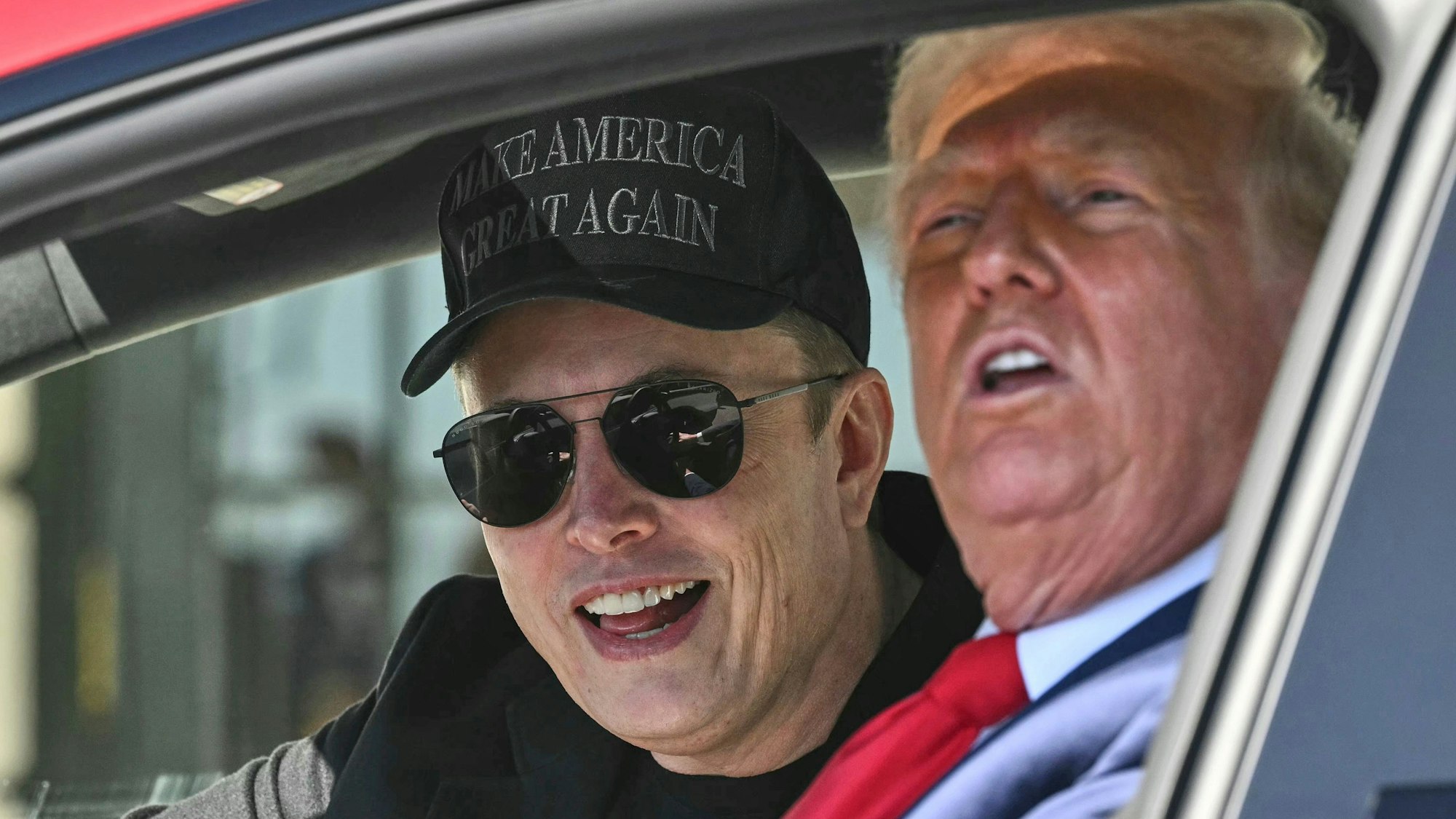 US-Präsident Donald Trump (r) und Tesla-CEO Elon Musk