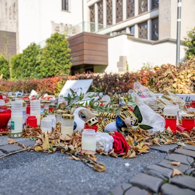 Hunderte Kerzen, Blumen und Trauerschreiben befinden sich am Gedenkort unweit des Tatorts. Bei einer Attacke auf der 650-Jahr-Feier der Stadt Solingen hatte es am Abend des 23.08.2024 Tote und Verletzte gegeben.