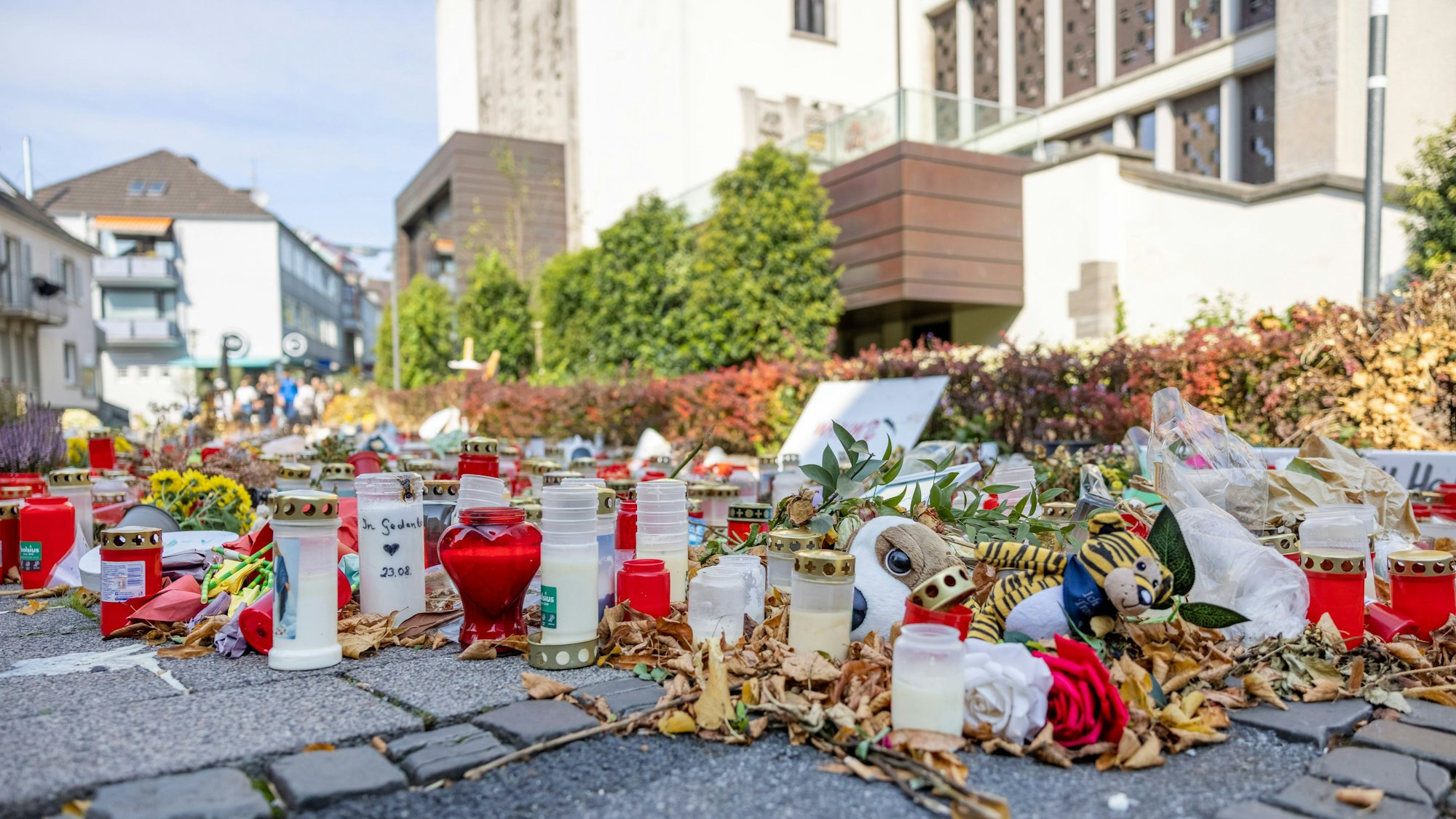 Hunderte Kerzen, Blumen und Trauerschreiben befinden sich am Gedenkort unweit des Tatorts. Bei einer Attacke auf der 650-Jahr-Feier der Stadt Solingen hatte es am Abend des 23.08.2024 Tote und Verletzte gegeben.
