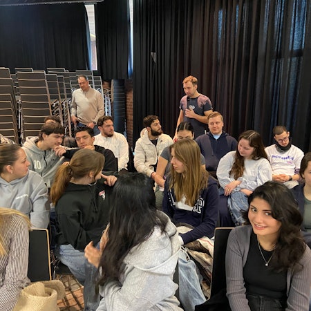 Kardiologe Hanno Wied befragt den Schüler Khaled, der sich einem sportiven Test zur Bestimmung des VO2Max-Wertes unterzogen hat.