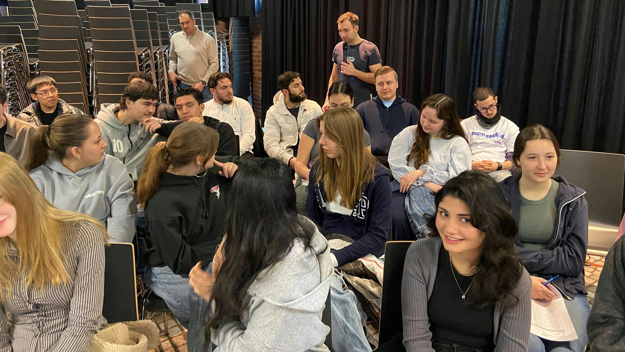 Kardiologe Hanno Wied befragt den Schüler Khaled, der sich einem sportiven Test zur Bestimmung des VO2Max-Wertes unterzogen hat.