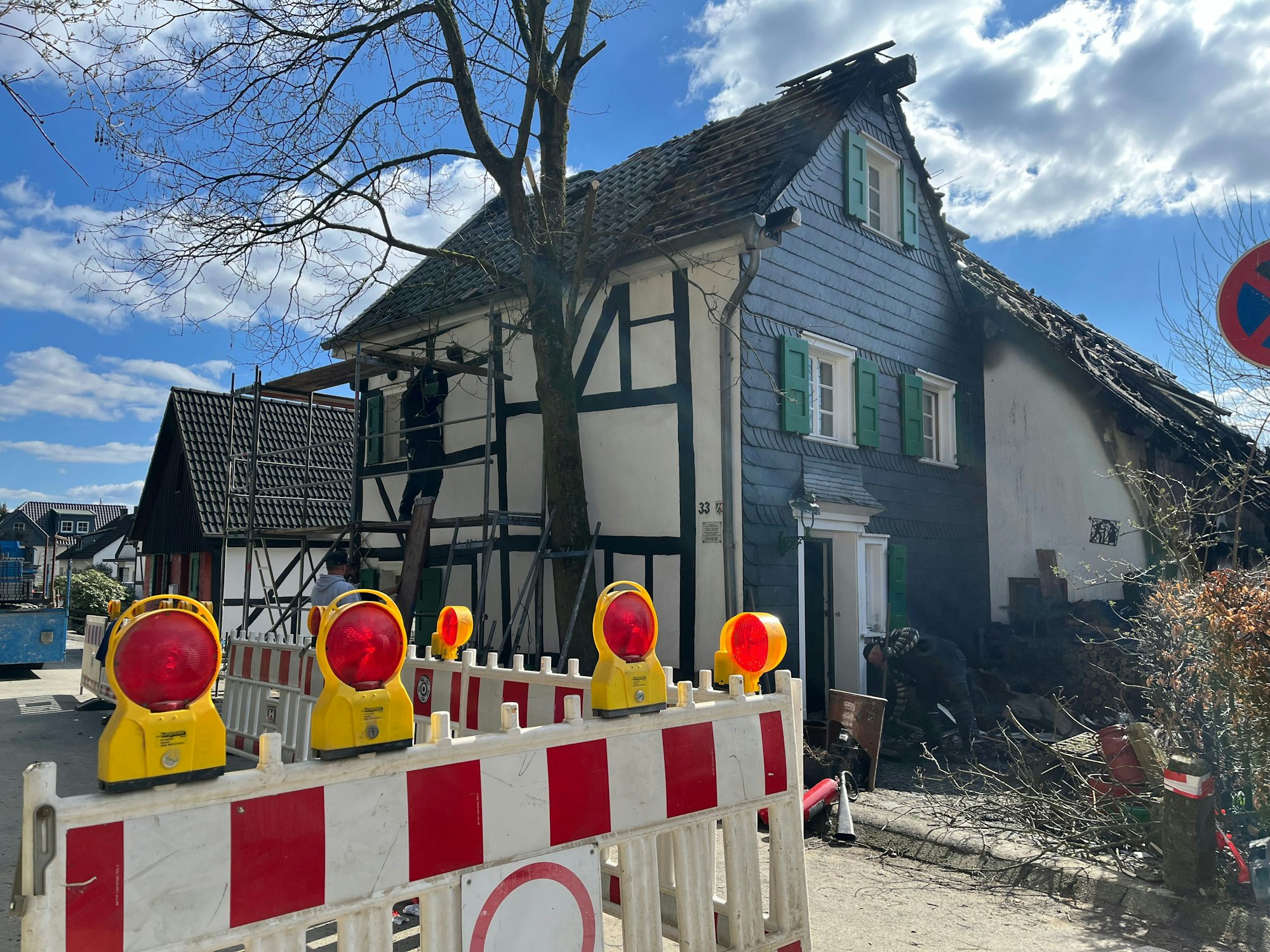 Absperrung vor Fachwerkhaus